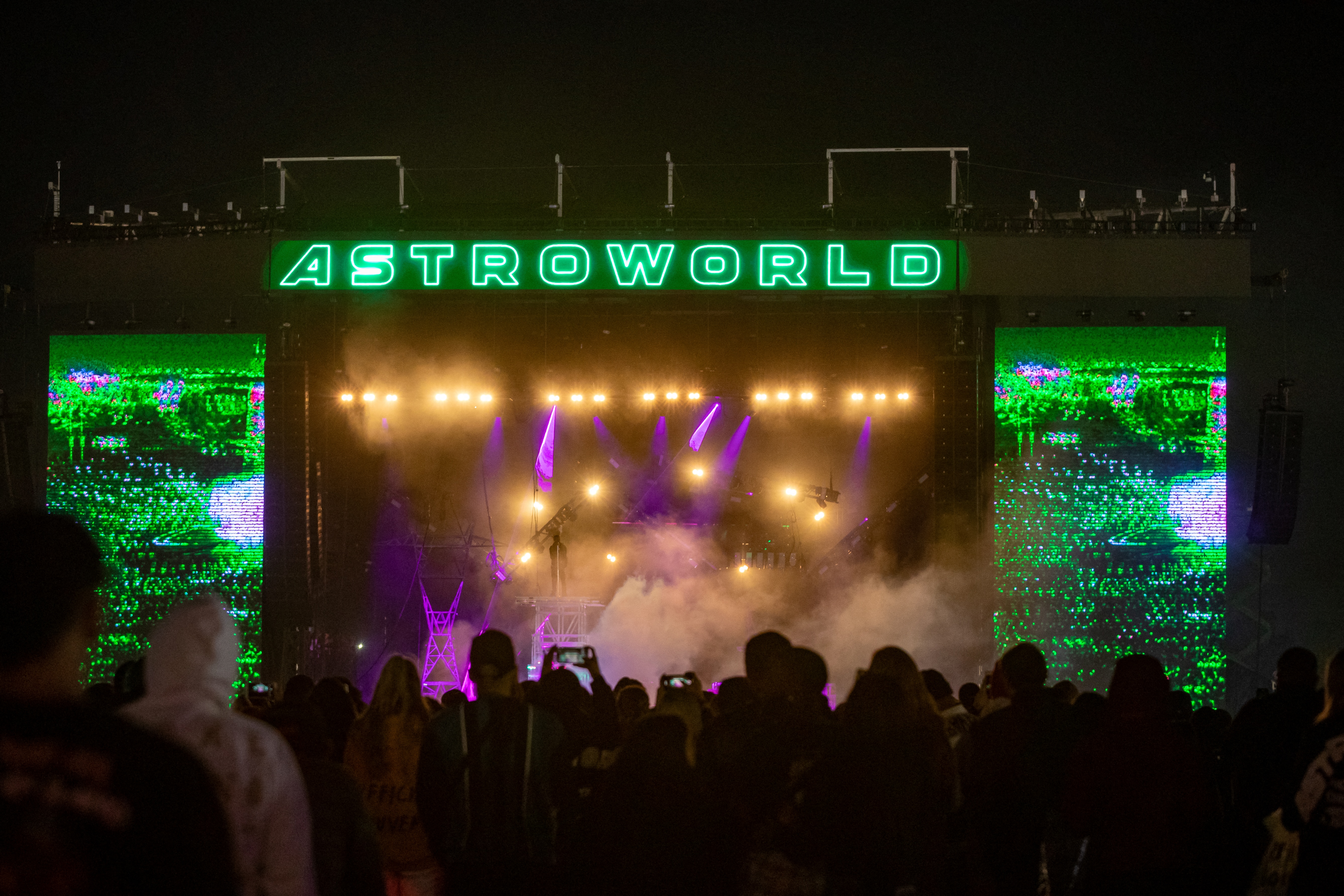 Egymillió dollárra perli az egyik sebesült Travis Scottot és a szervezőket a tragikus kimenetelű Astroworld koncert miatt