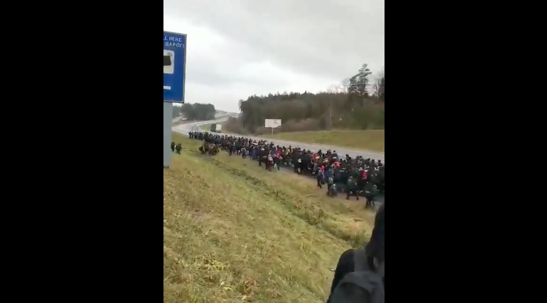 Ezekben a percekben menekültek tömegei vonulnak a négysávos belorusz autóúton a lengyel határ felé
