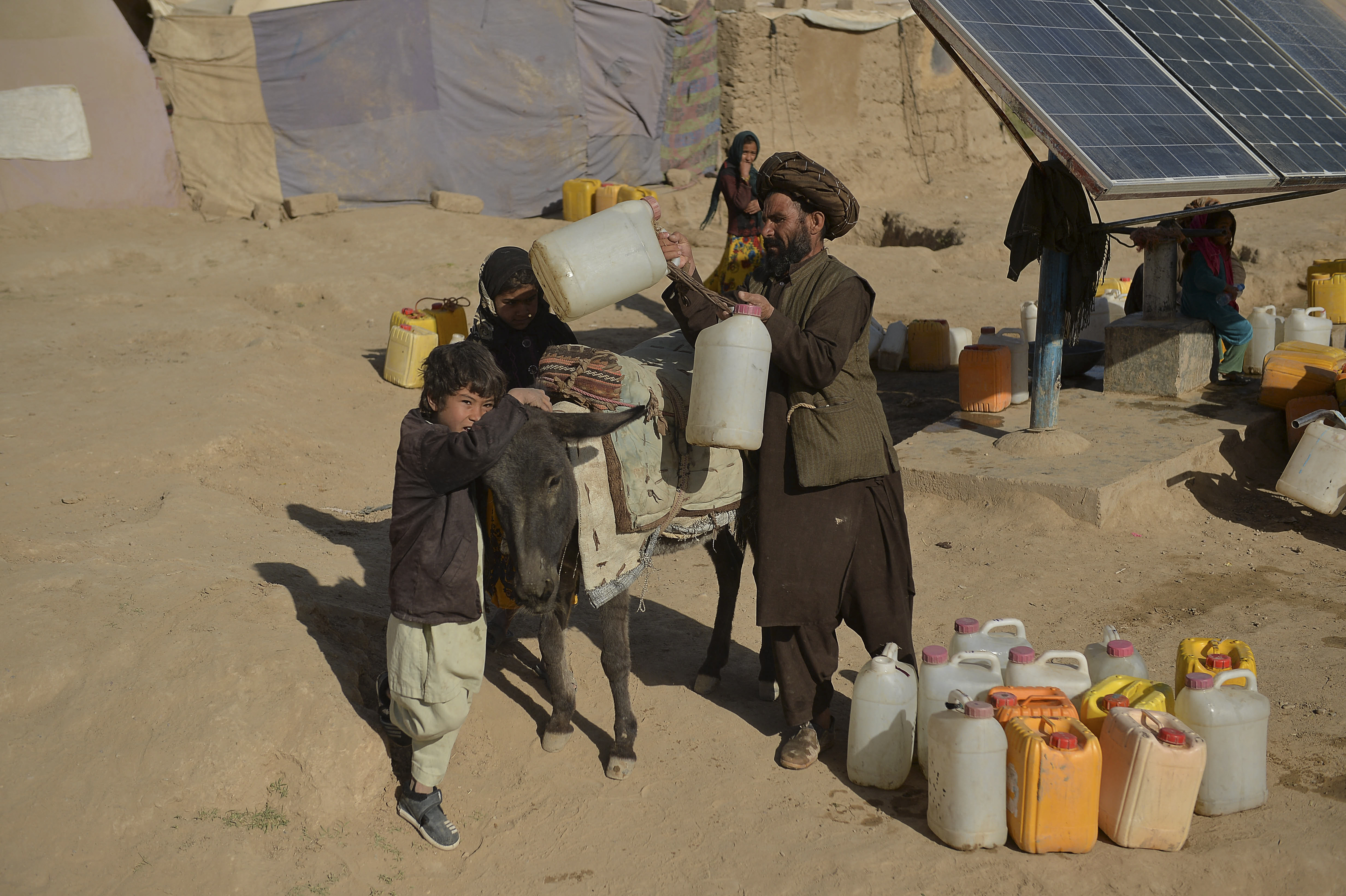 Összeomlás fenyegeti az afganisztáni egészségügyi rendszert a nyugati szankciók miatt