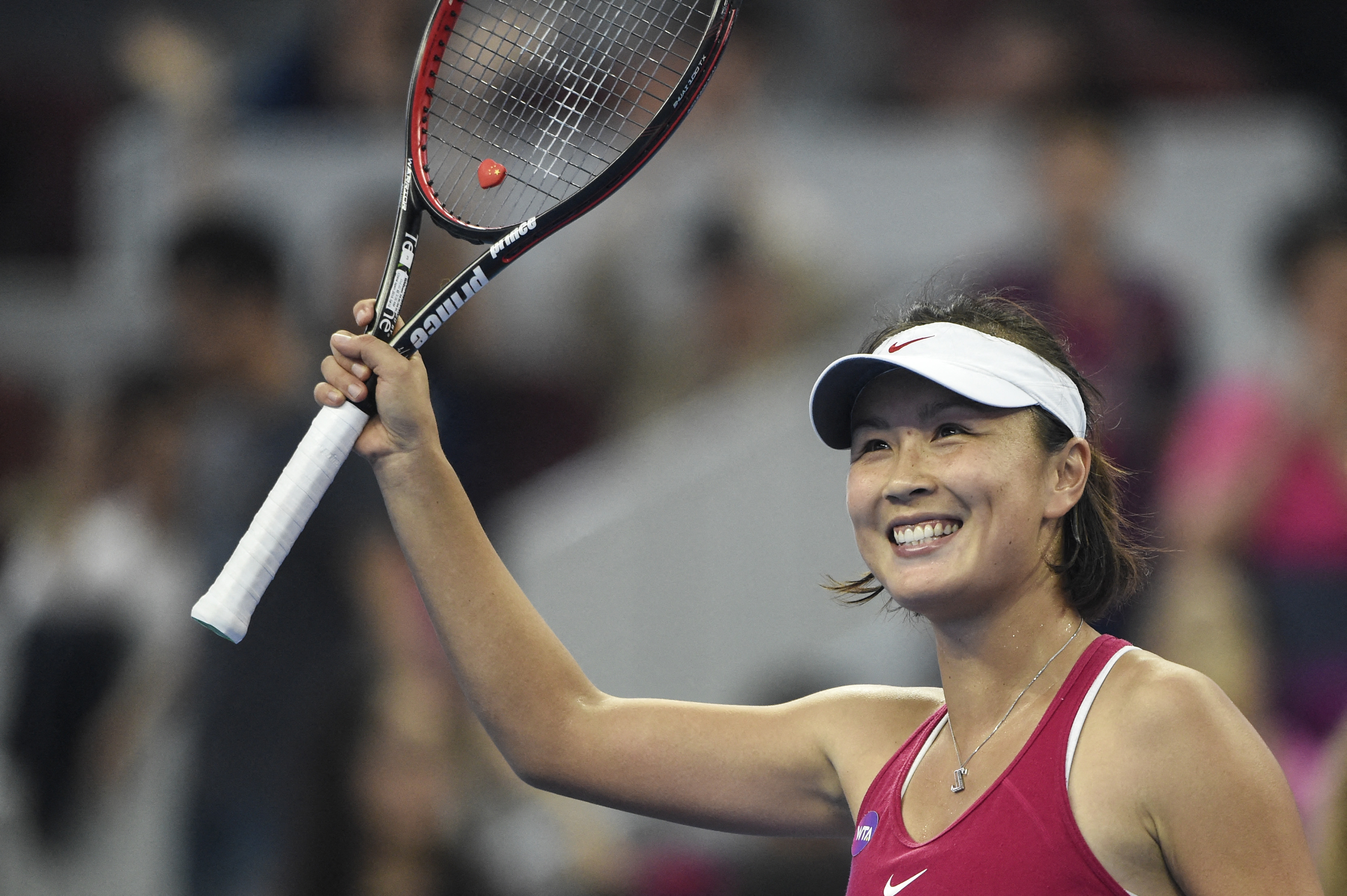 A felháborodás hatására újra beengedi a Peng Suajt támogató pólókat az Australian Open