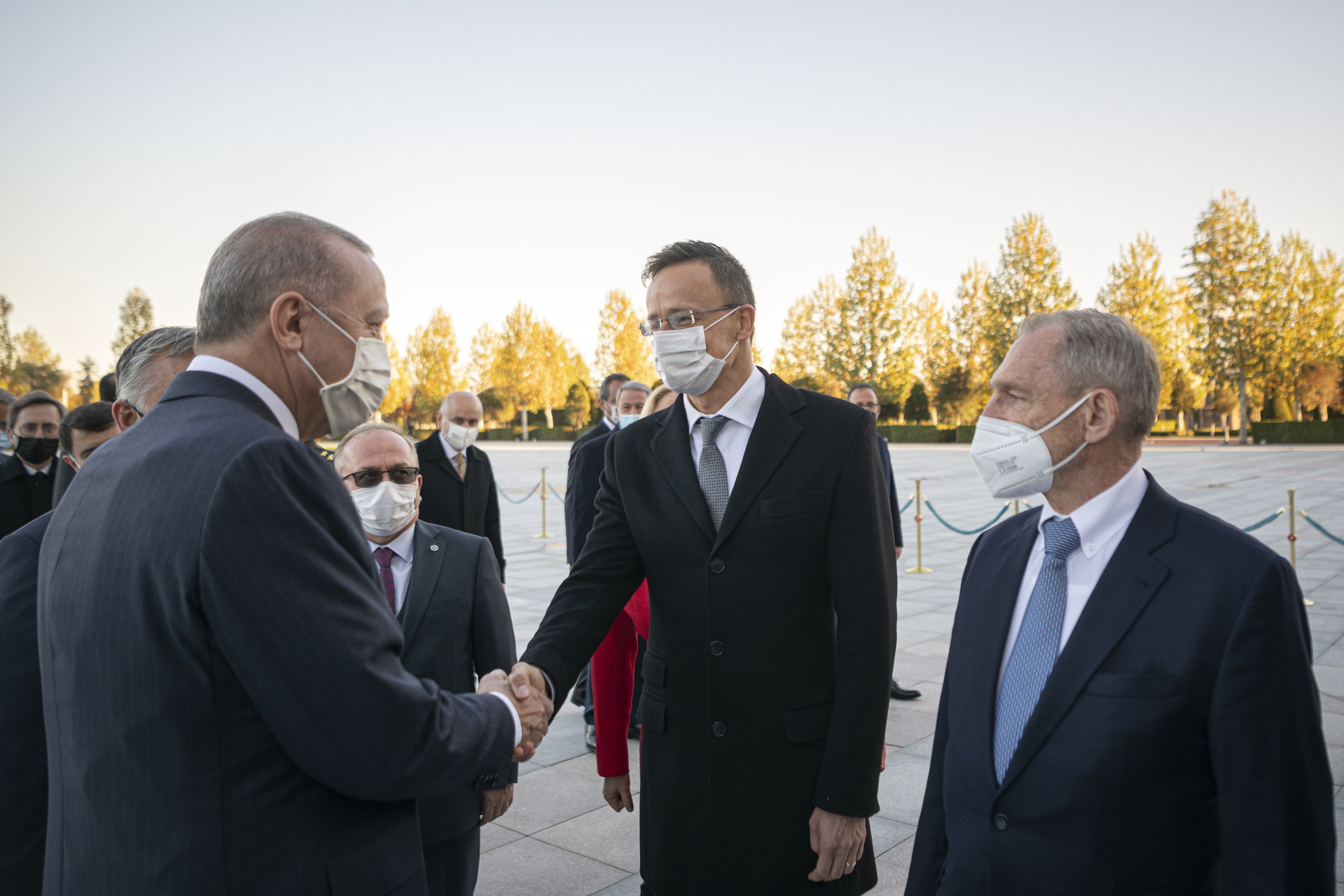 Recep Tayyip Erdogan török elnök (b) fogadja Orbánt (takarásban, b) és a magyar delegáció tagjaként érkező Szijjártó Pétert (k) és Pintér Sándort (j) Ankarában november 11-én.
