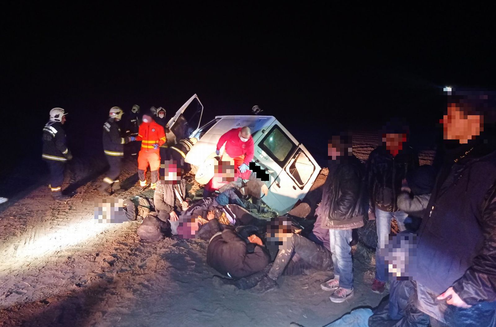Felborult egy migránsokat szállító kisteherautó Domaszéknél, 25 embert kórházba vittek
