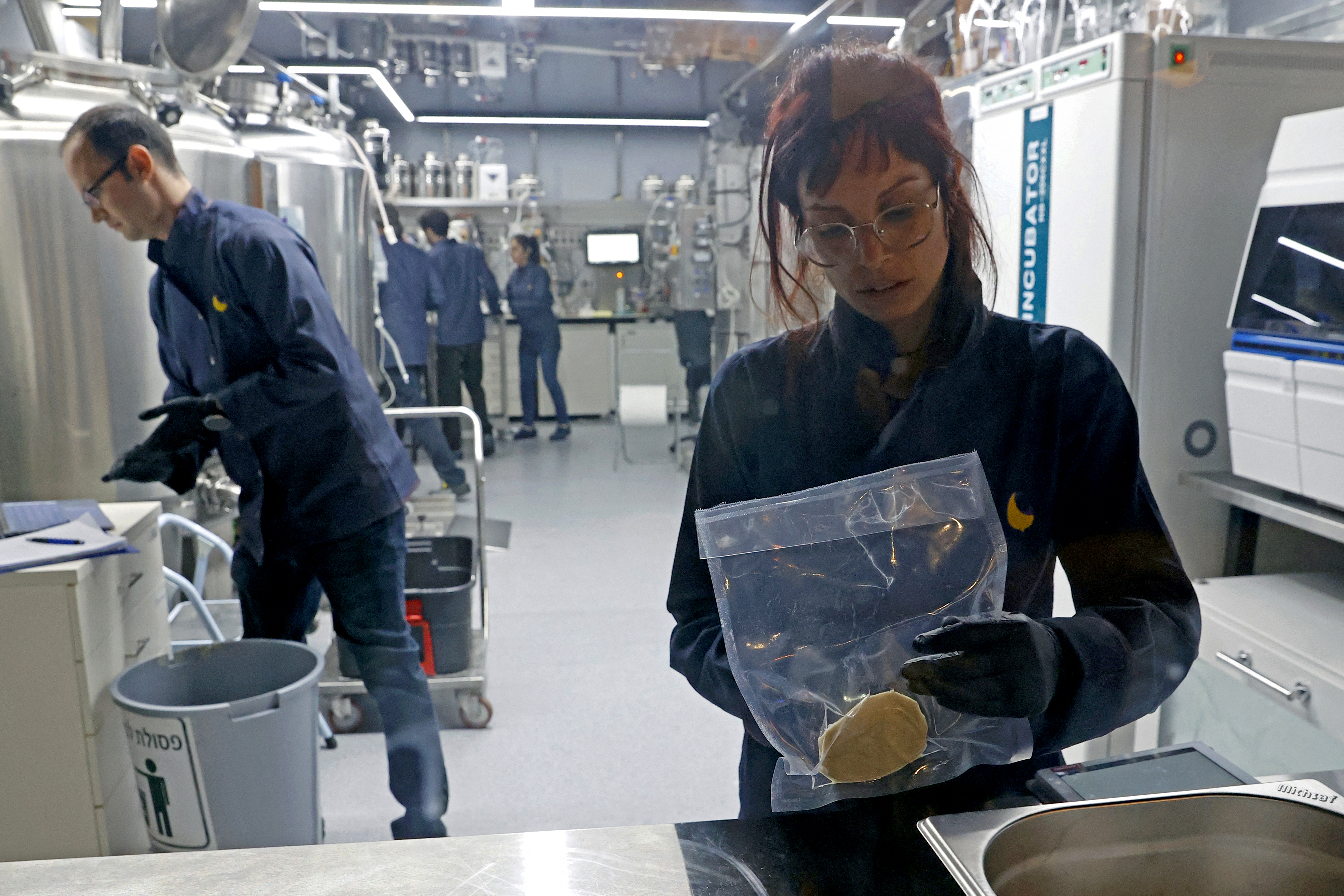 Az izraeli SuperMeat laboratóriumi dolgozói mesterségesen tenyésztett csirkehússal