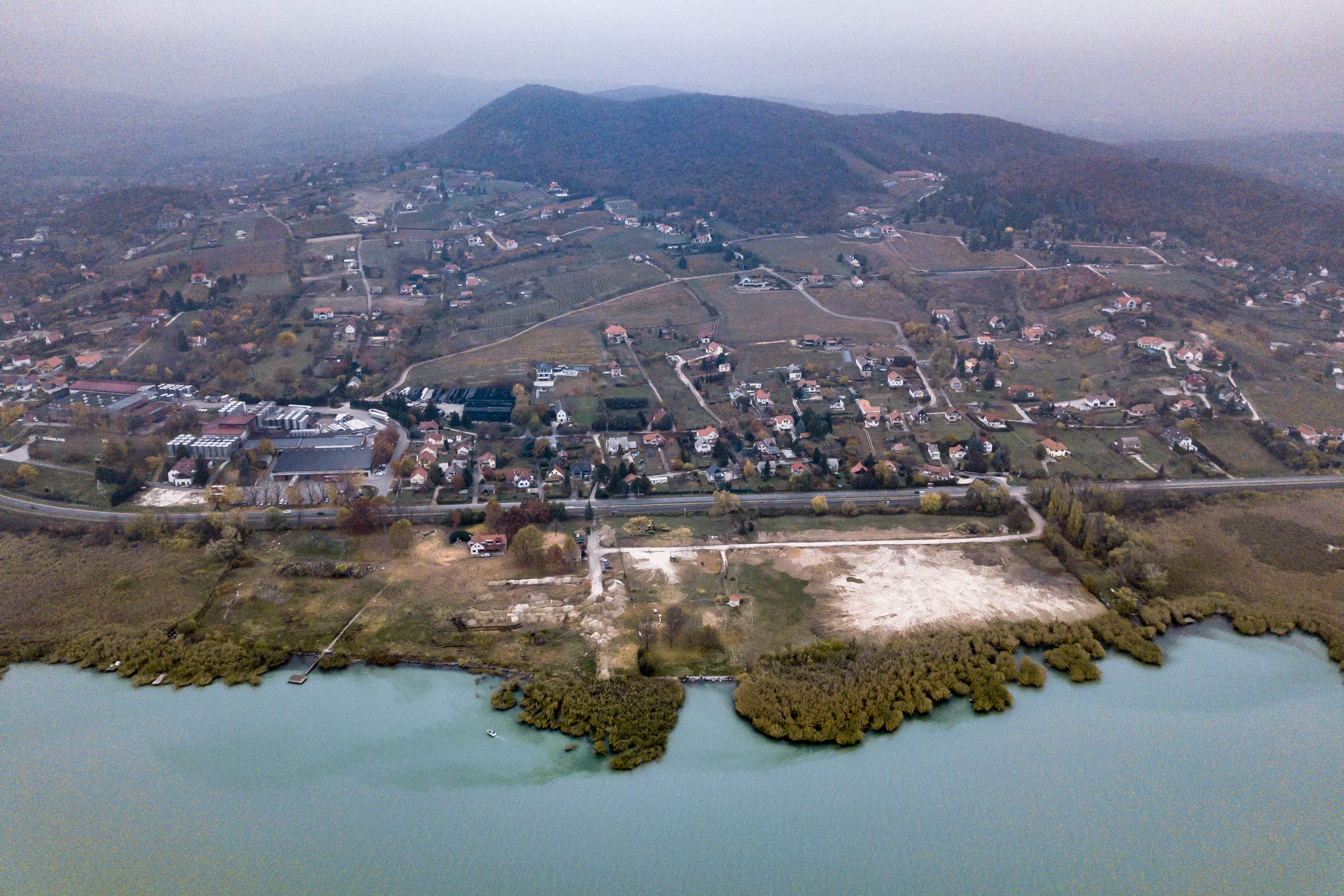 A Balatonnál és a Fertő tónál is fölényesen nyert a Fidesz, semmi akadálya a beépítésnek