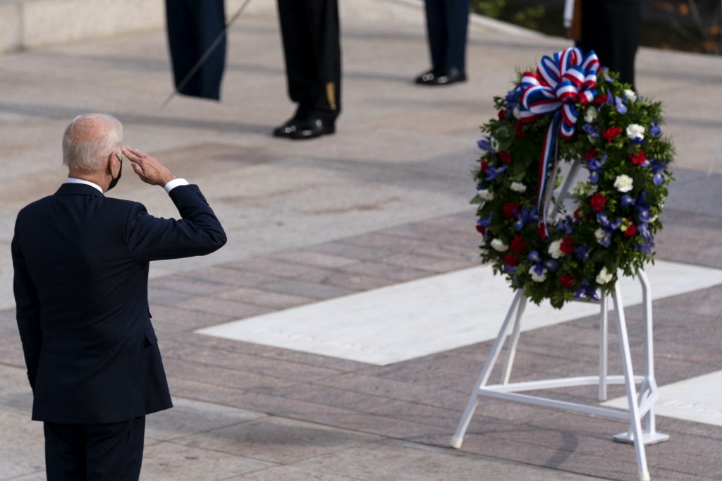 Joe Biden négerezett egyet az arlingtoni katonai temetőben a veteránok napján