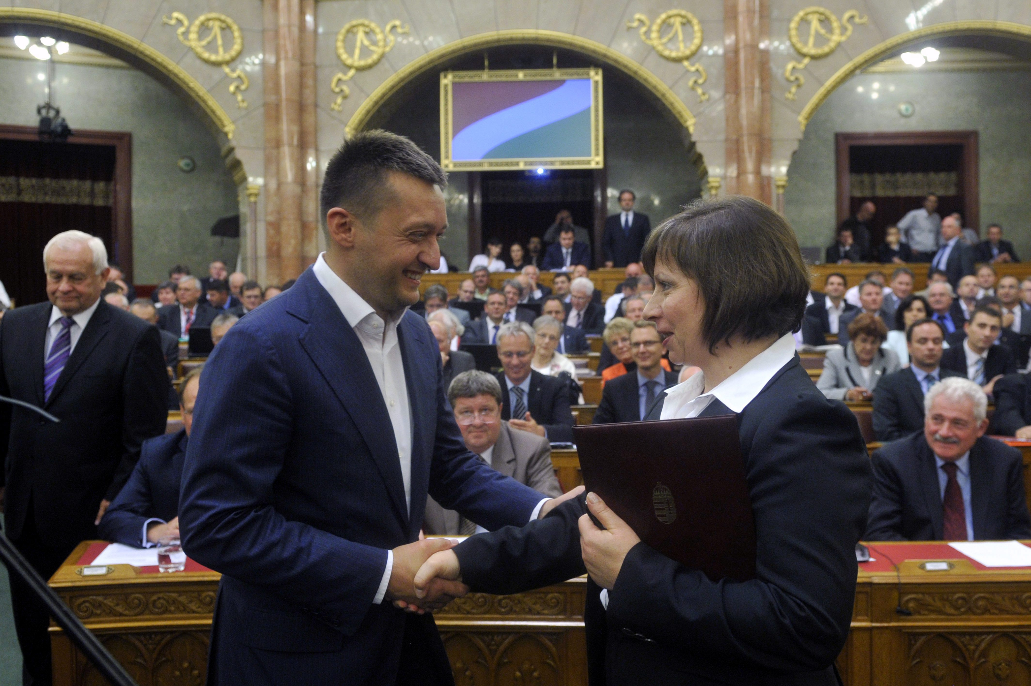 Rogán Antal, a Fidesz akkori frakcióvezetője gratulál Karas Mónika kinevezéséhez 2013 szeptember 9-én a Parlamentben