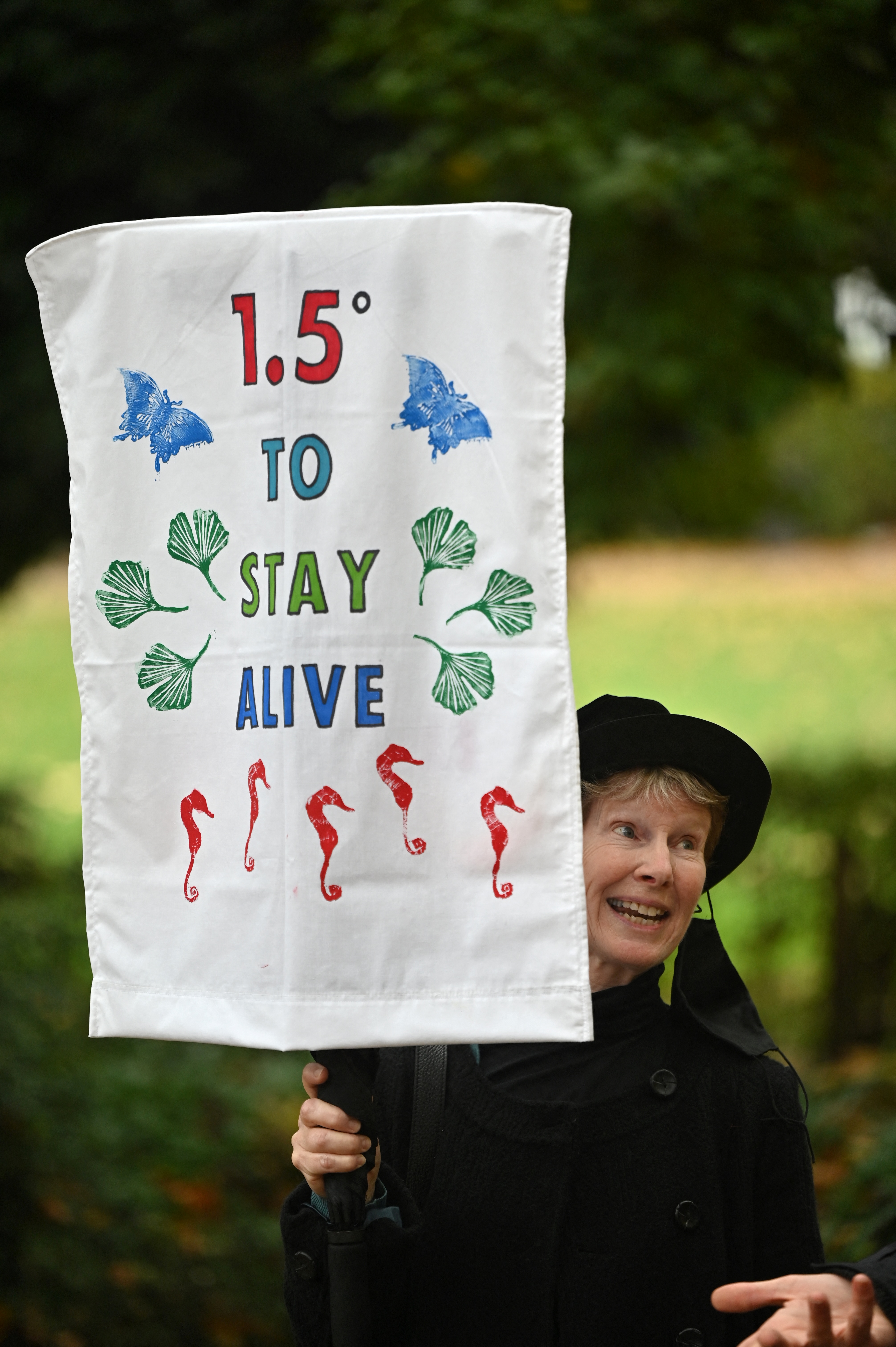Másfél Celsius-fokkal az életben maradásért – tüntető a glasgow-i COP26 konferencián, 2021. november 13-án.
