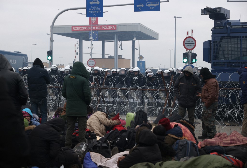 Fokozódik a feszültség a lengyel–fehérorosz határon, a menekültek Kuznica határátkelőhöz vonultak a senkiföldjéről