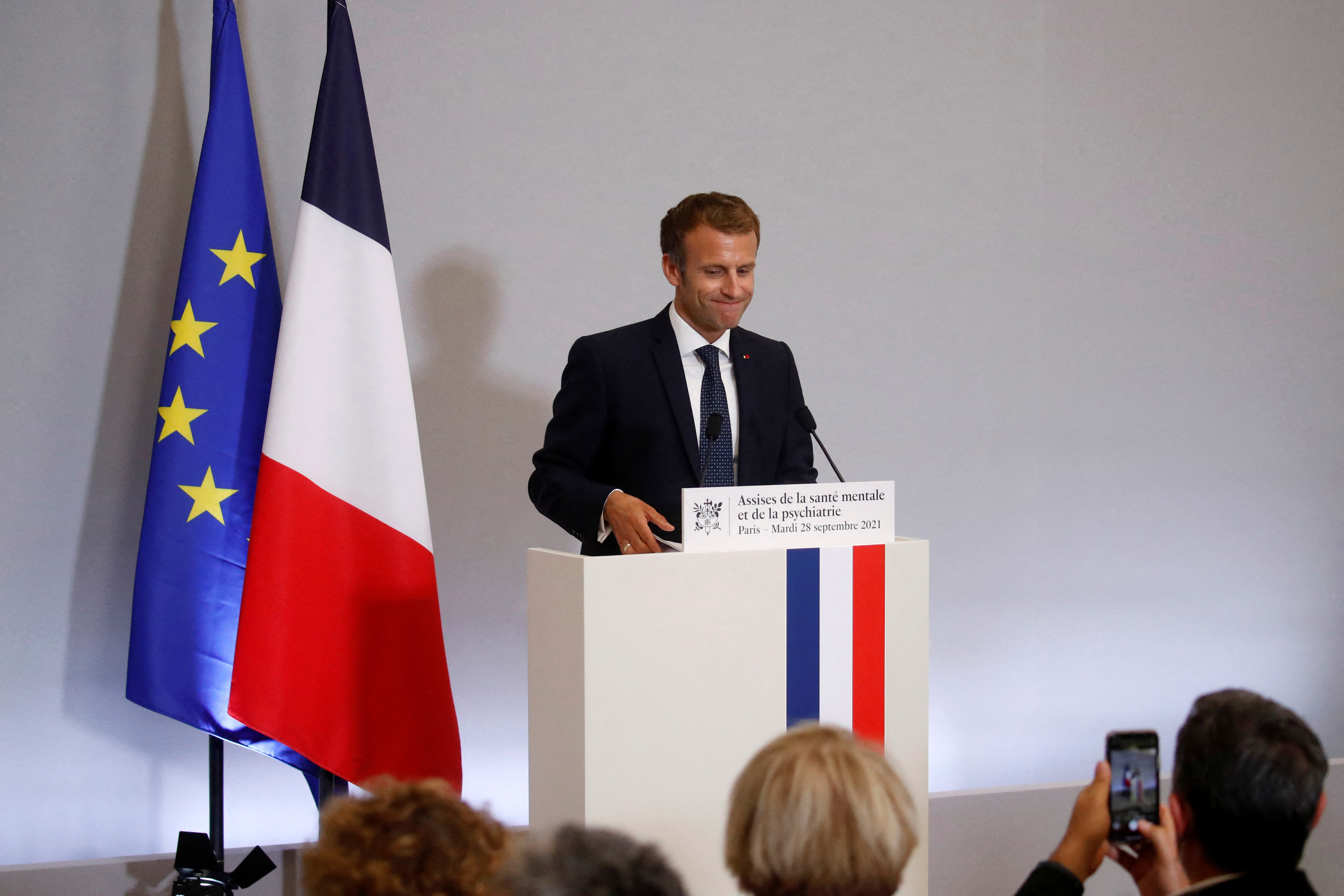 Macron lecserélte a francia zászló kékjét egy kicsit sötétebb kékre