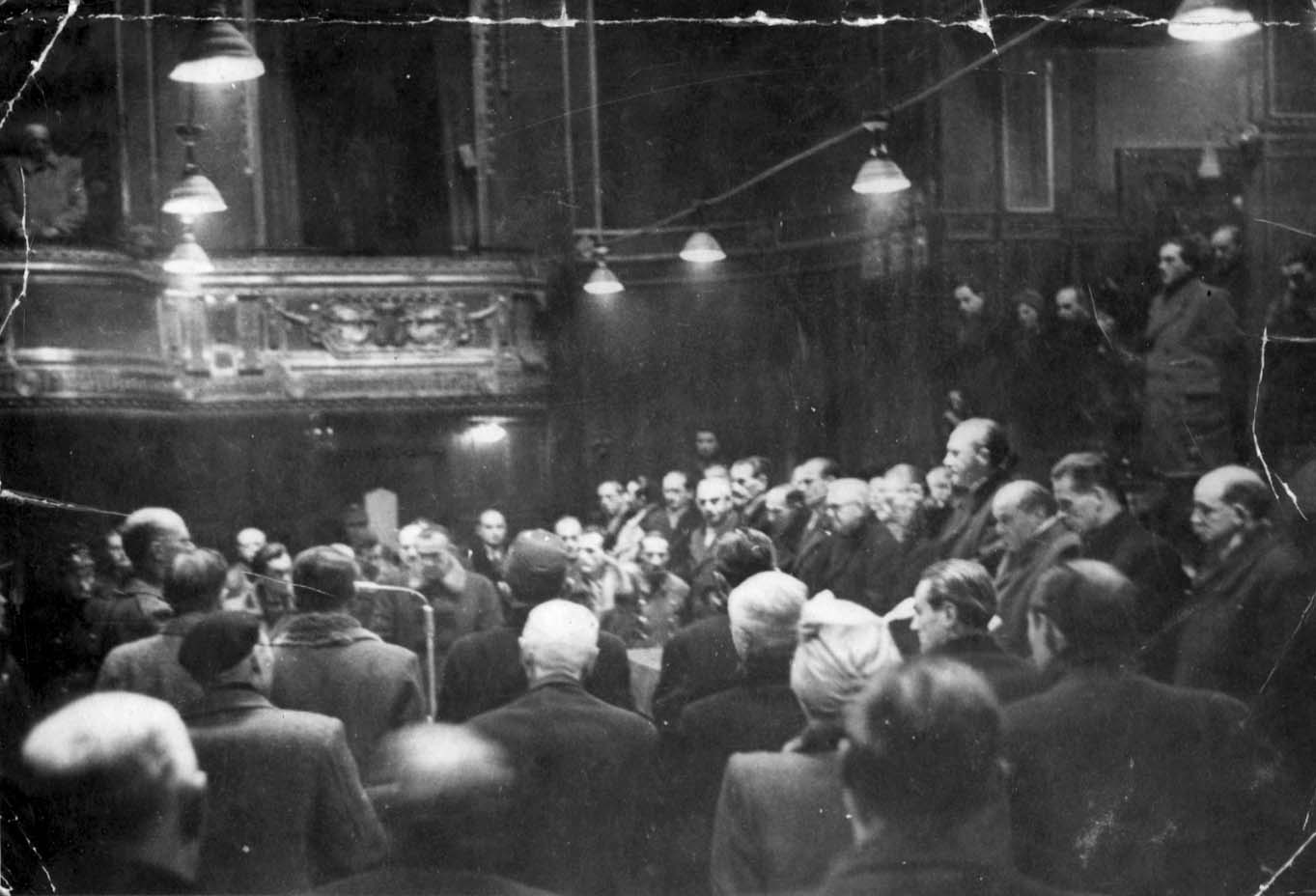 Endre László és bűntársainak pere a Népbíróság előtt 1945 telén a Zeneakadémia fűtetlen nagytermében