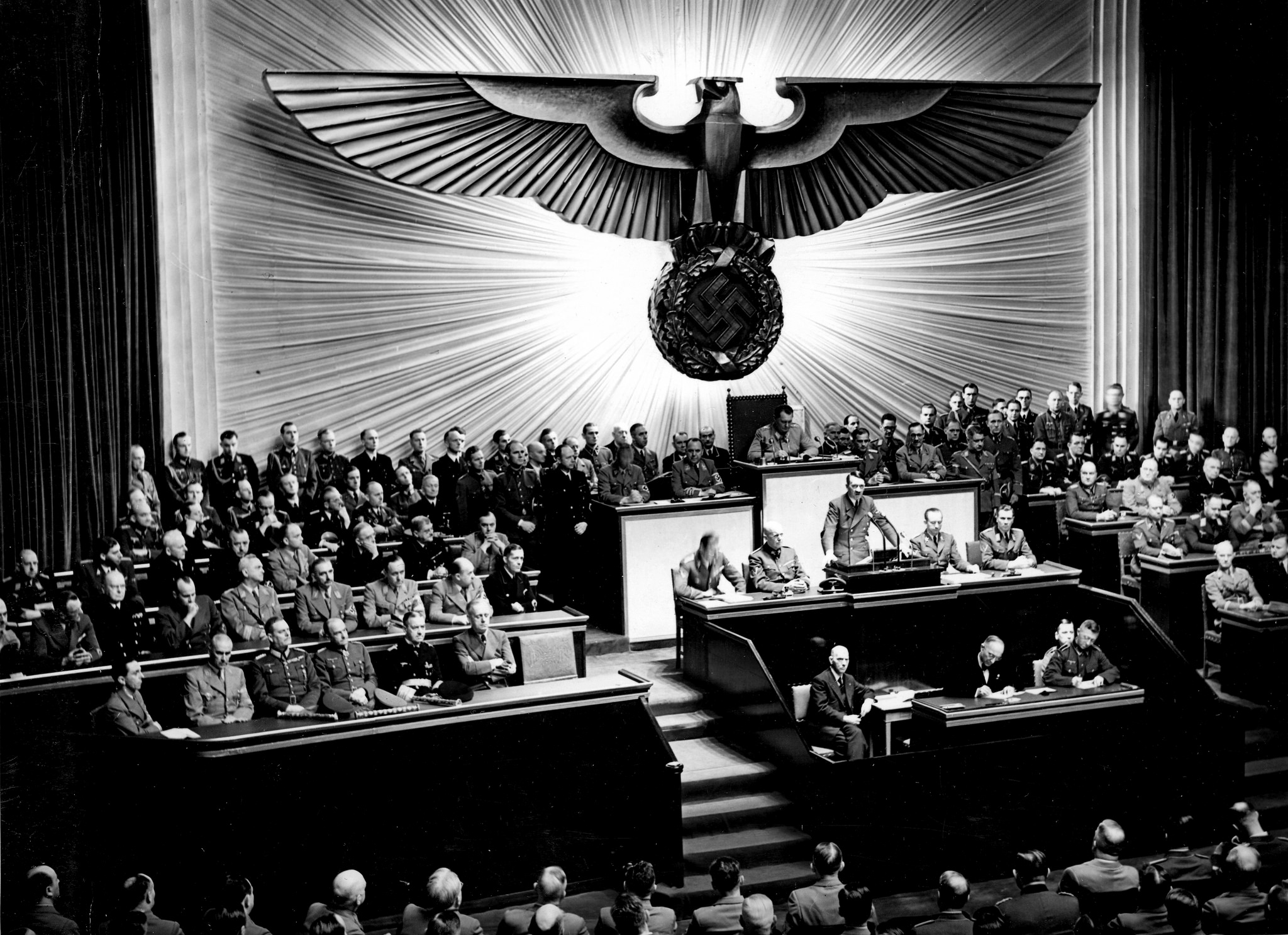 Adolf Hitler háborús beszédet tart a berlini Kroll Operaházban 1941-ben