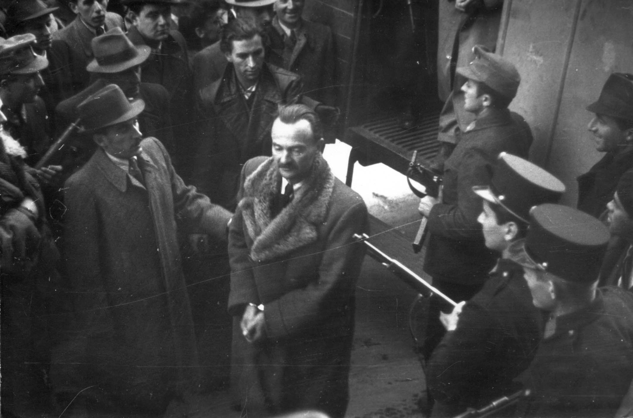 Endre László hazaszállítása 1945-ben. Endre mellett: Péter Gábor
