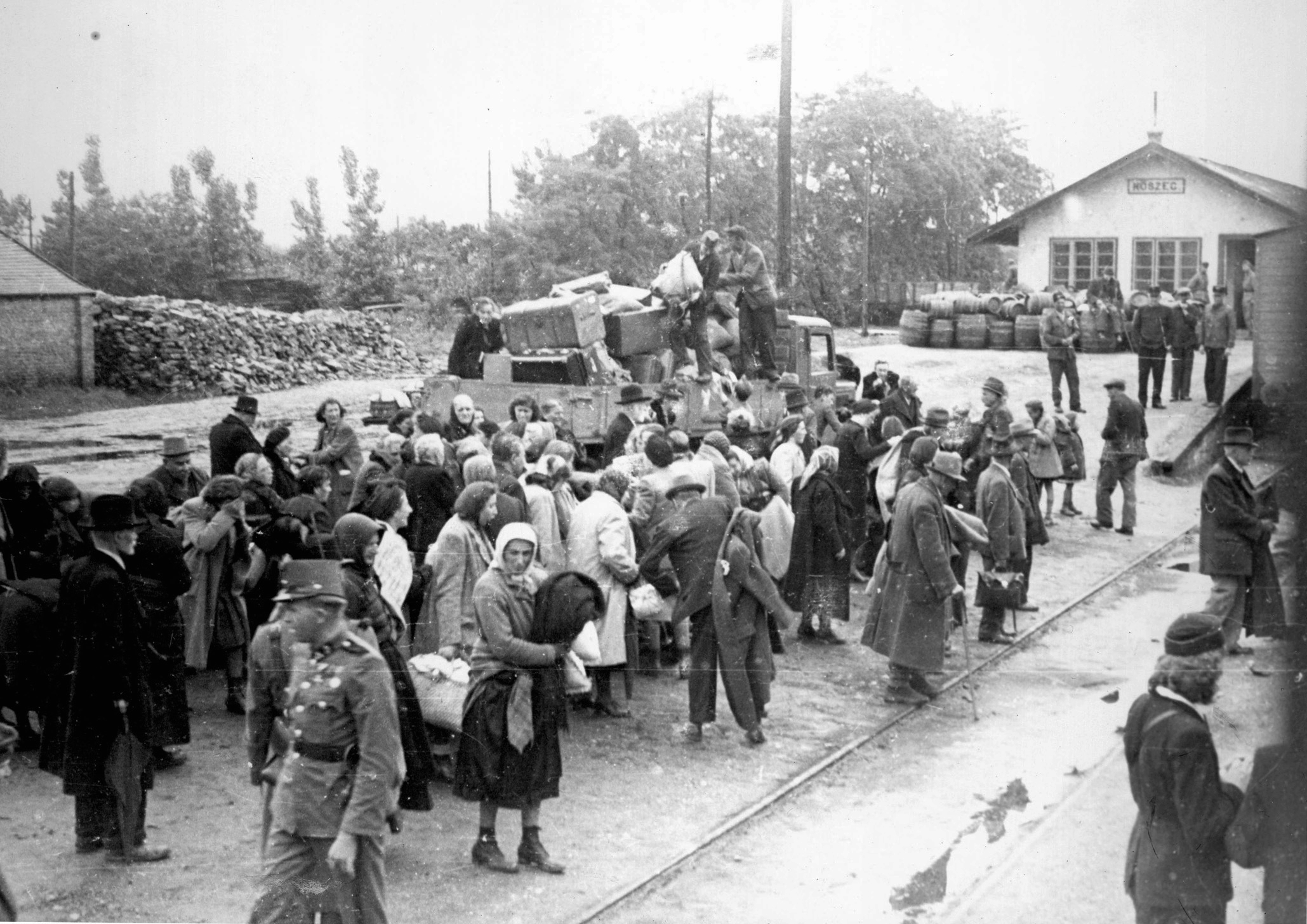 Zsidók átszállítása a kőszegi Schey Fülöp utcai gettóból a szombathelyi gettóba, onnan 1944. július 4-én Auschwitzba deportálták a foglyokat.