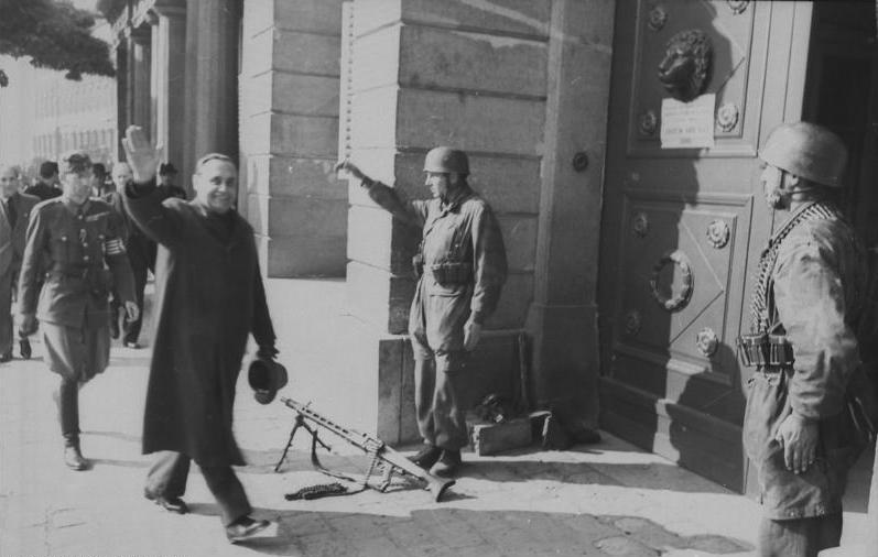 Szálasi Ferenc a Honvédelmi Minisztériumba érkezik 1944 októberében