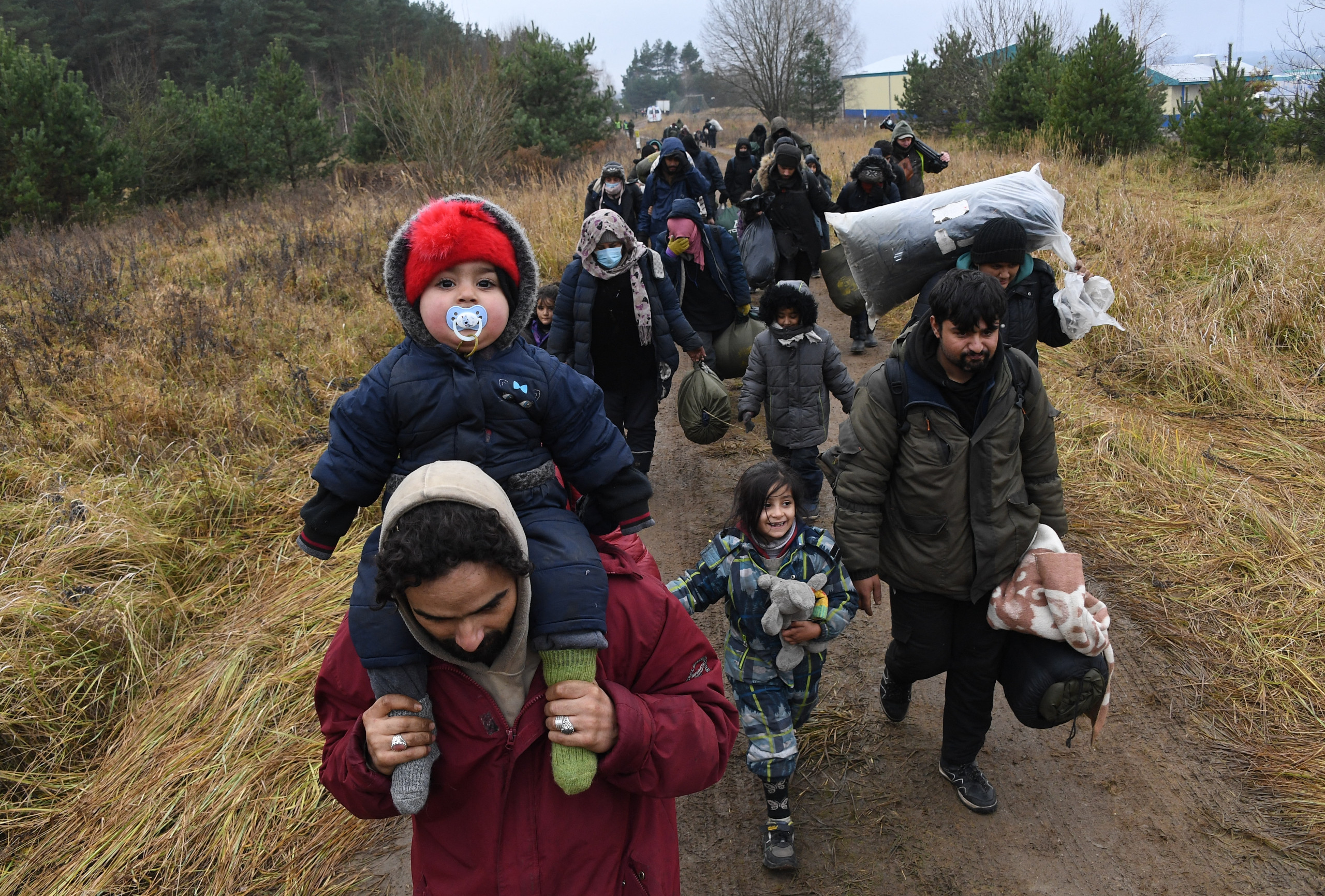 Границы белоруссии сегодня новости последние. Беженцы на границе. Семья мигрантов. Беженцы на границе с Польшей. Лагерь беженцев в Белоруссии.