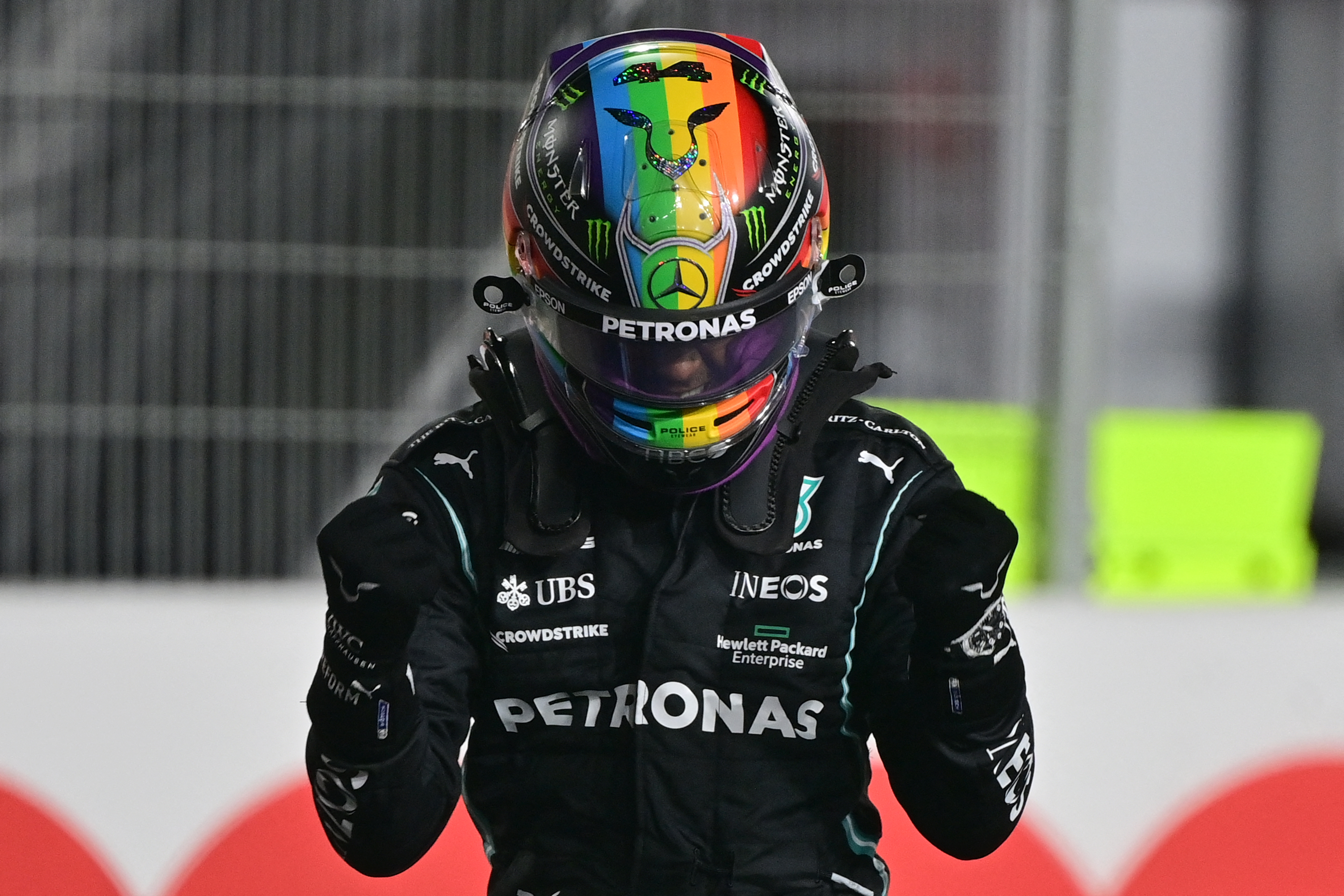 Szivárványos sisakban versenyzett Katarban Lewis Hamilton