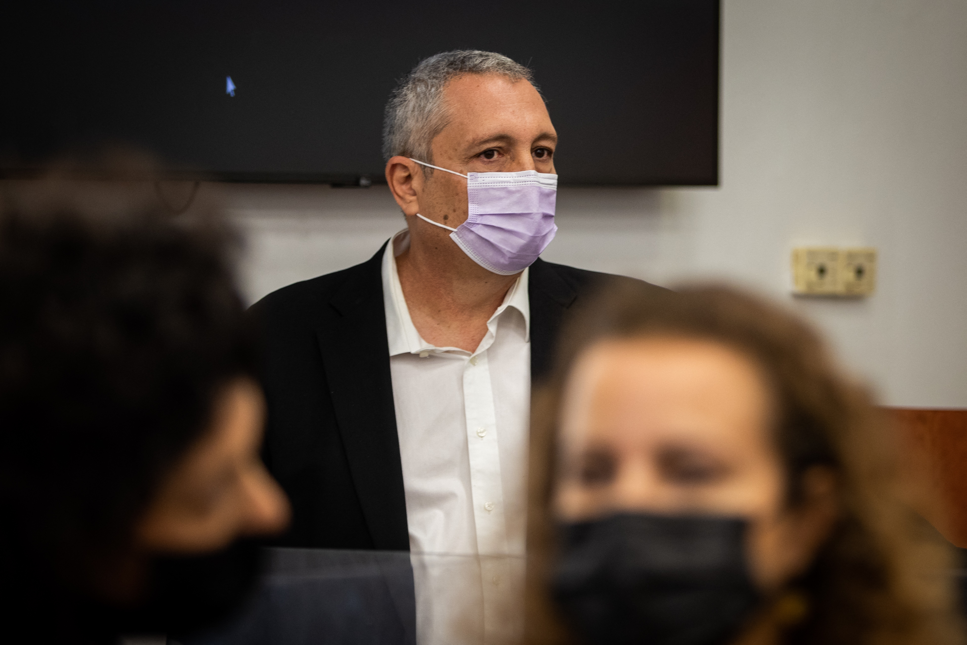 Volt szóvivője elkezdett tanúskodni Netanjahu korrupciós ügyében