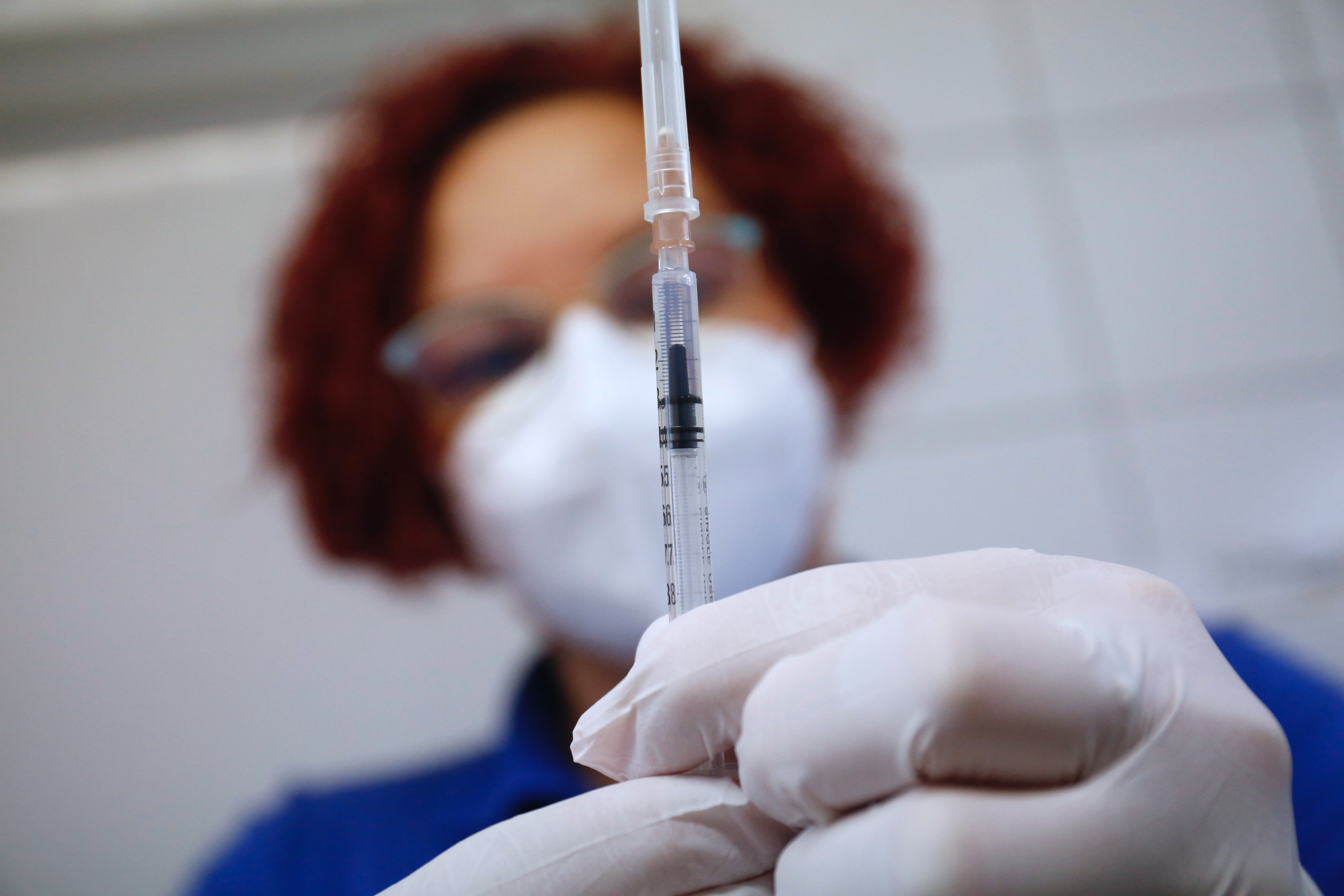 BioNTech: Lehet, hogy módosítani kell a vakcinán az új variáns miatt