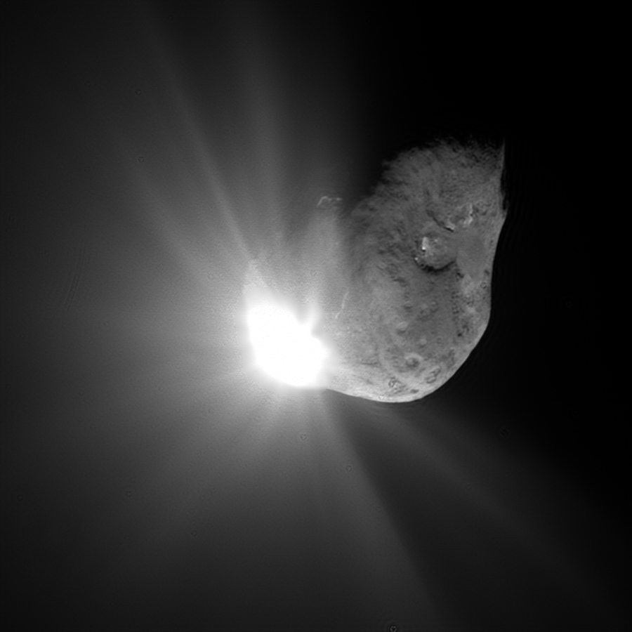 A Deep Impact űrszonda 2005-ös felvétele a becsapódó egysége által eltalált Tempel 1 üstökösről