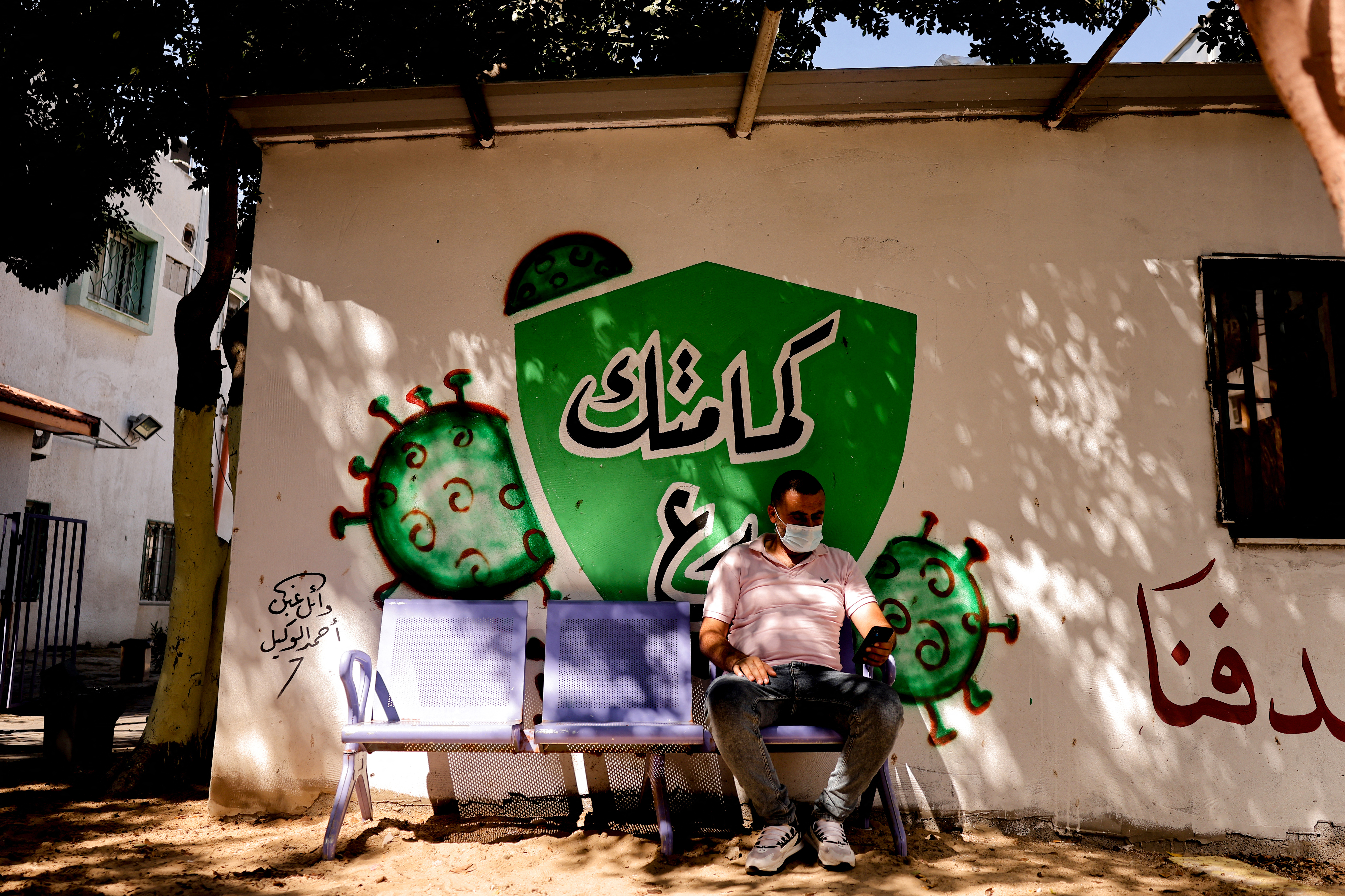 Palesztin férfi a covidteszt-eredményére vár Gáza egyik kórháza mellett