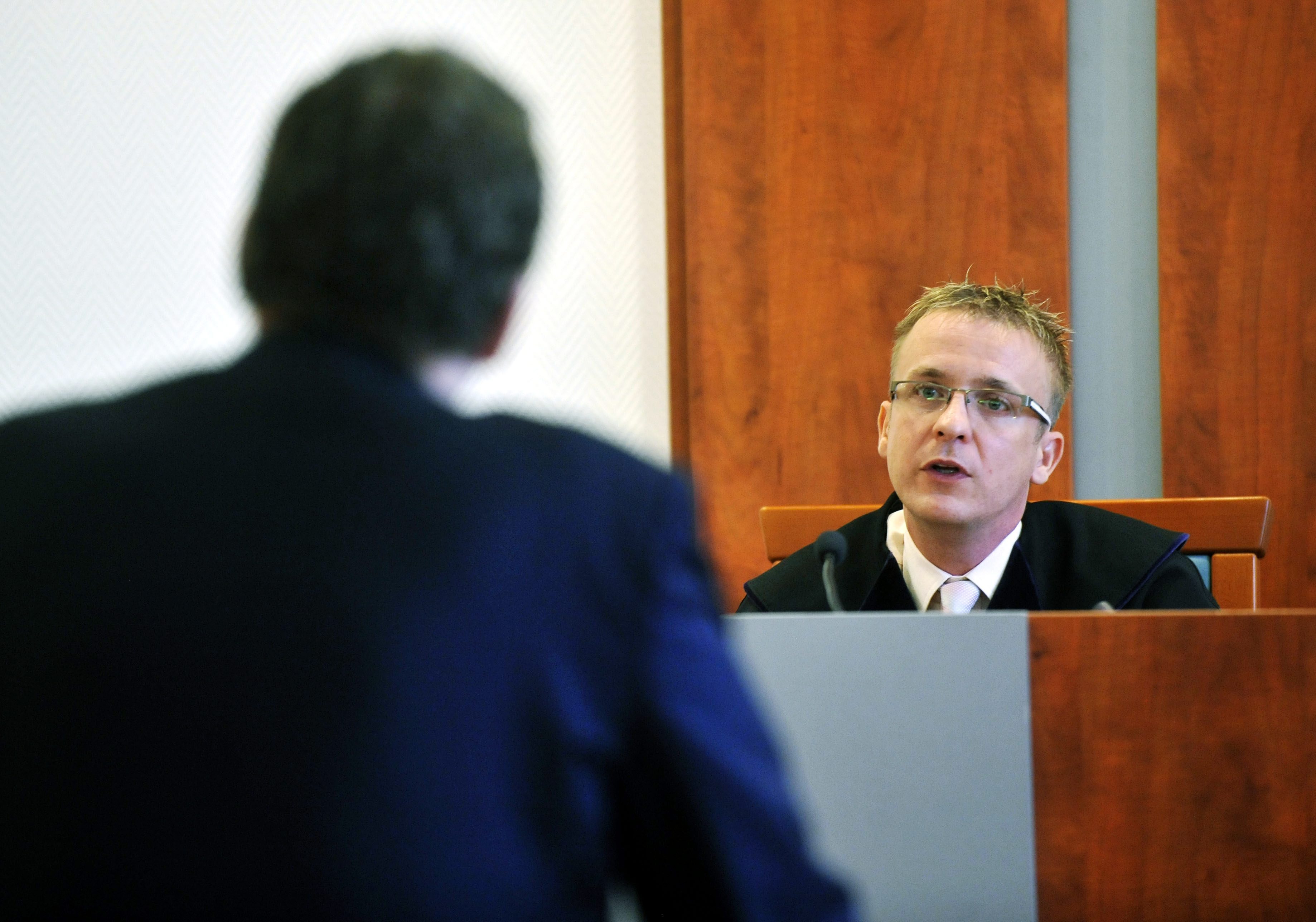 Vasvári Csaba bíró Almássy Kornélt, az MDF korábbi alelnökét (háttal) hallgatja meg a Pesti Központi Kerületi Bíróságon az UD. Zrt.-vel kapcsolatos per tárgyalásán 2011. szeptember 27-én.