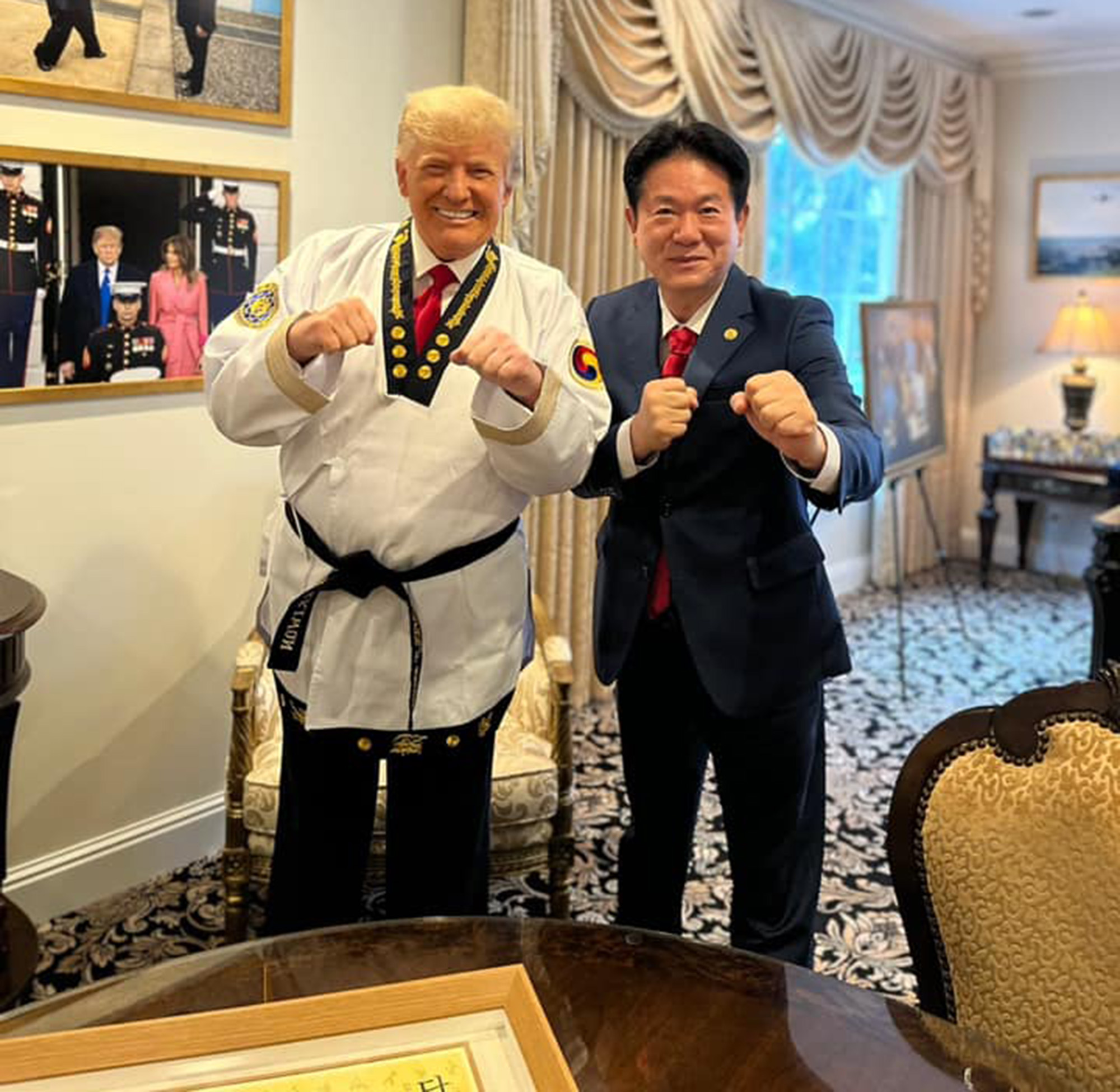 Donald Trump tiszteletbeli 9 danos fekete övet kapott a taekwondo szövetség elnökétől