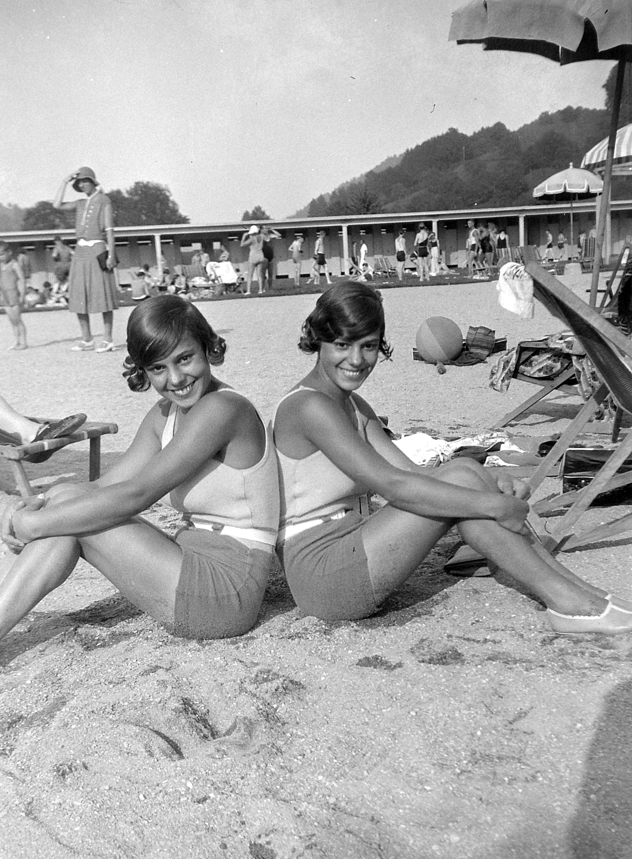 Ikrek a strandon 1930-ban