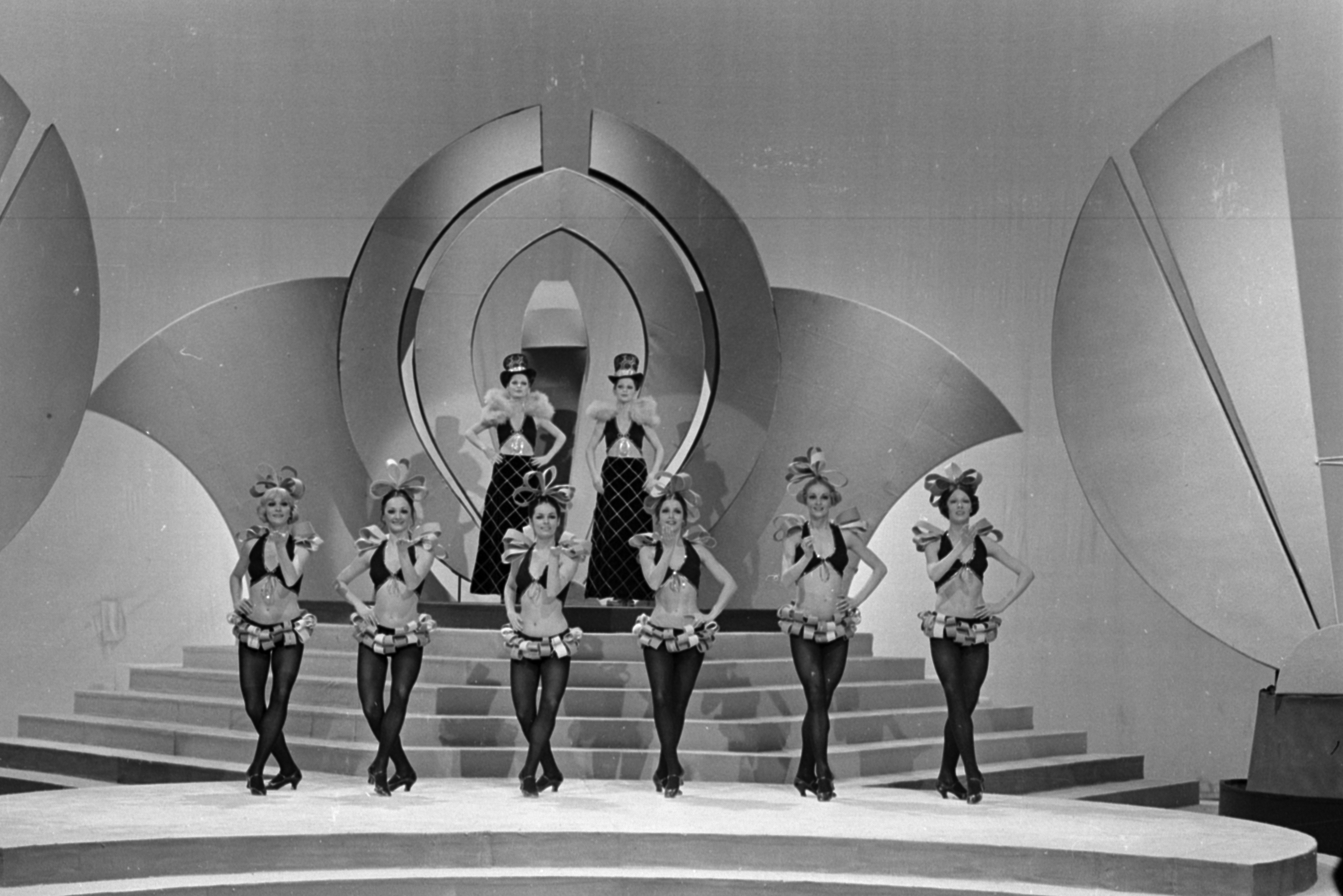 A Televarieté '74 című műsor felvétele az MTV stúdiójában. A tánckar mögött a Vári ikrek