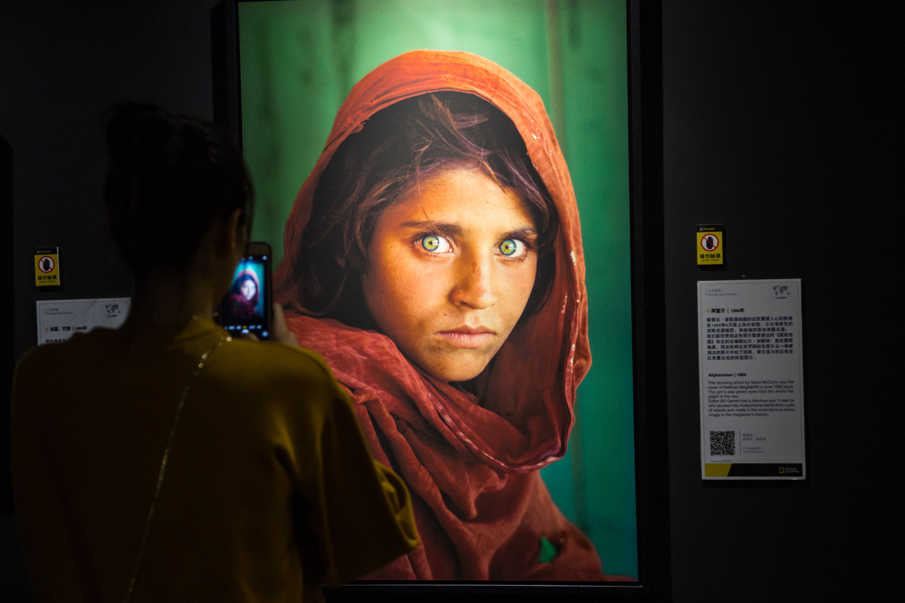 Olaszország fogadta be a National Geographic zöld szemű afgán lányát