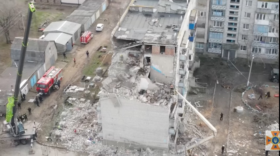 Néhány lakás szabályosan lerobbant egy 4 emeletes lakóházról Ukrajnában