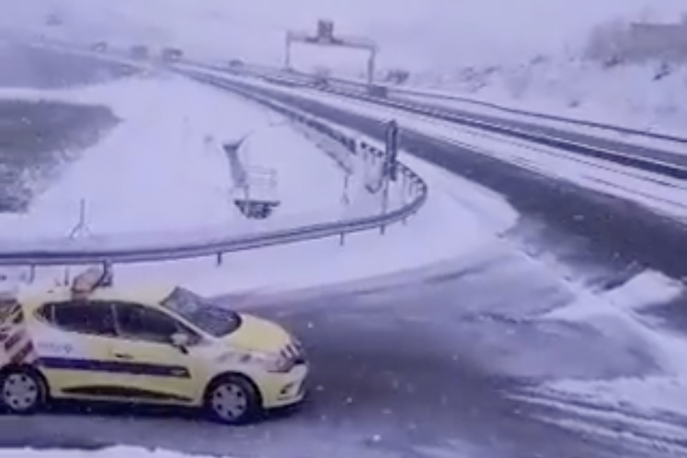 A durva havazás miatt több száz ember rekedt egy autópályán Franciaországban
