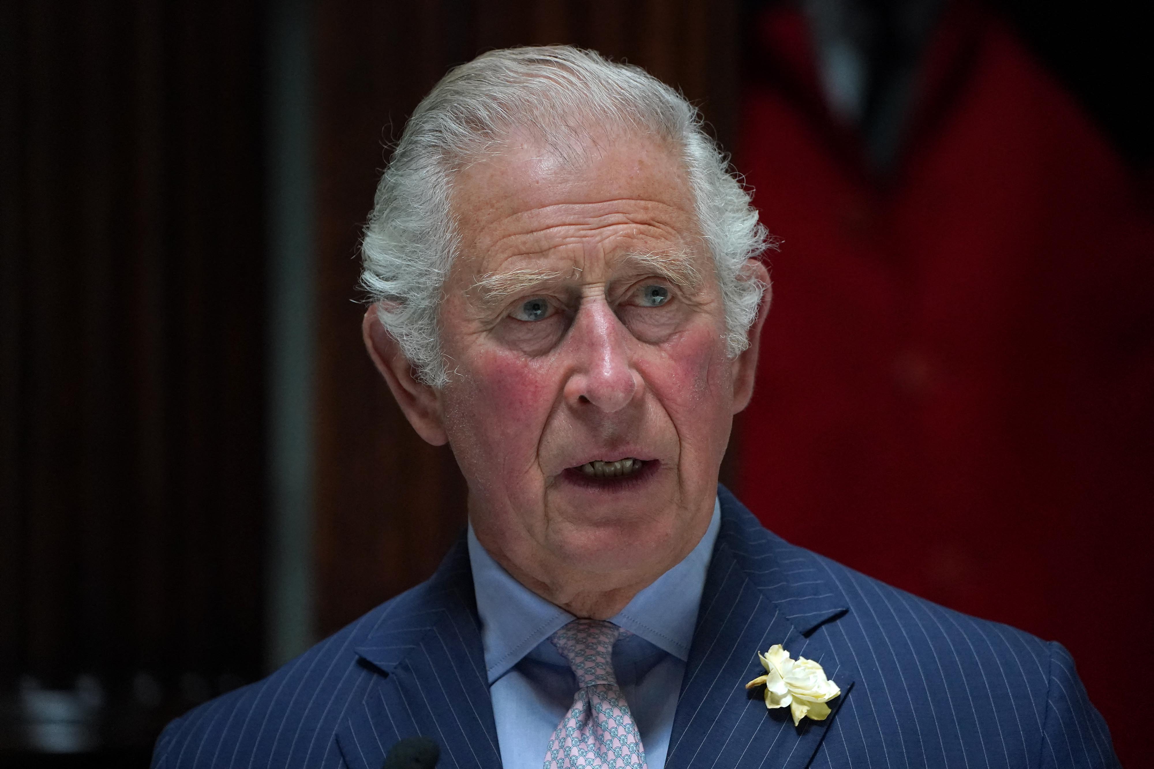 Károly herceg tagadja, hogy ő aggódott volna fia és Meghan Markle születendő gyerekének lehetséges bőrszíne miatt