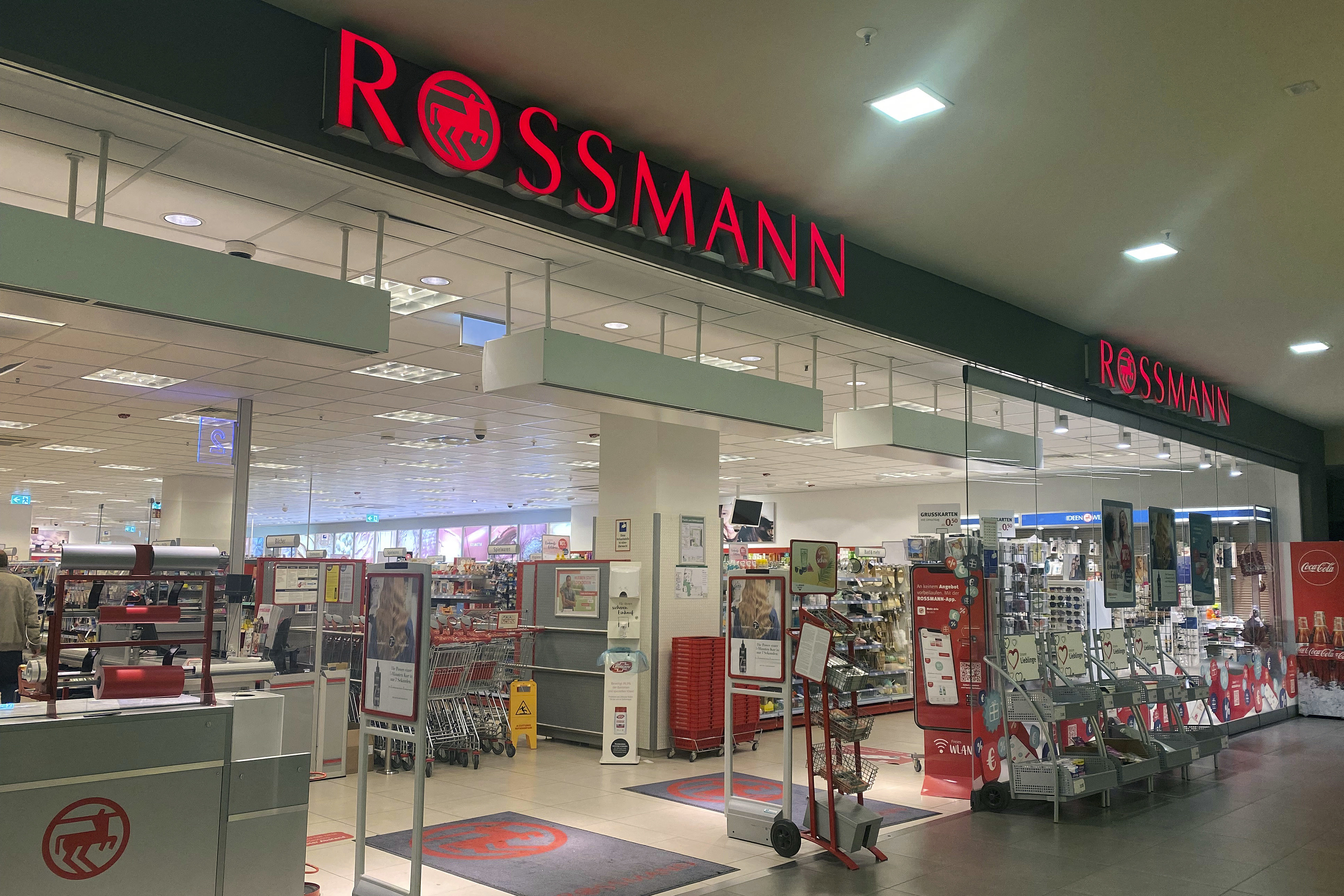 60 ezer forintot fizet a Rossmann az oltott dolgozóknak