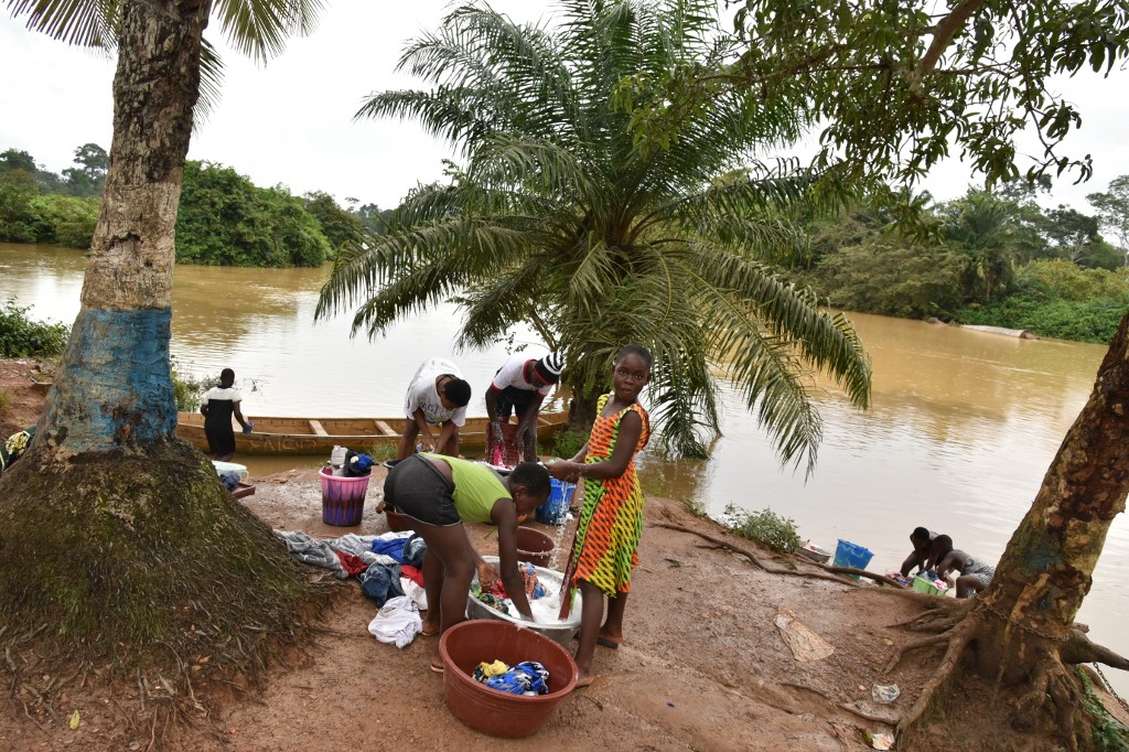 Gyerekek mosnak a Ghána és Elefántcsontpart határán fekvő kisvárosban, Noéban 2021 szeptemberében