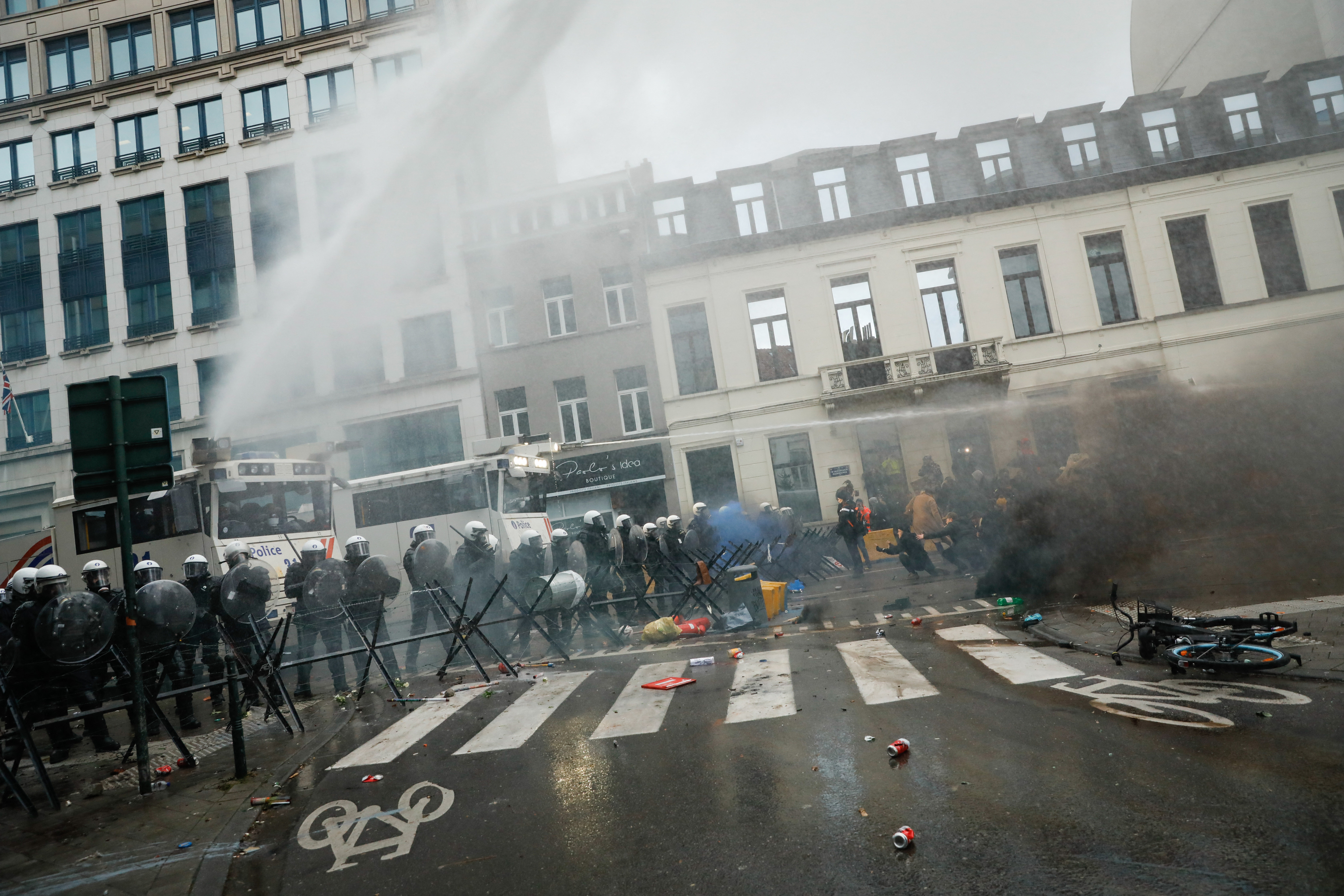 Könnygázzal és vízágyúval kellett oszlatni a tüntetőket Brüsszelben