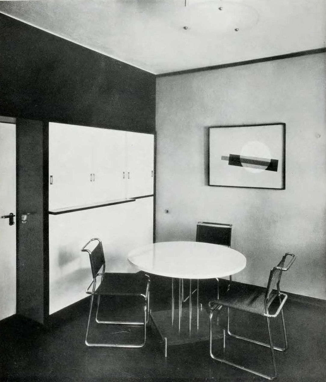Moholy-Nagy László és felesége, Lucia Moholy dessaui mesterlakásának ebédlője Breuer Marcell által tervezett asztallal és székekkel. Lucia Moholy felvétele, 1930.