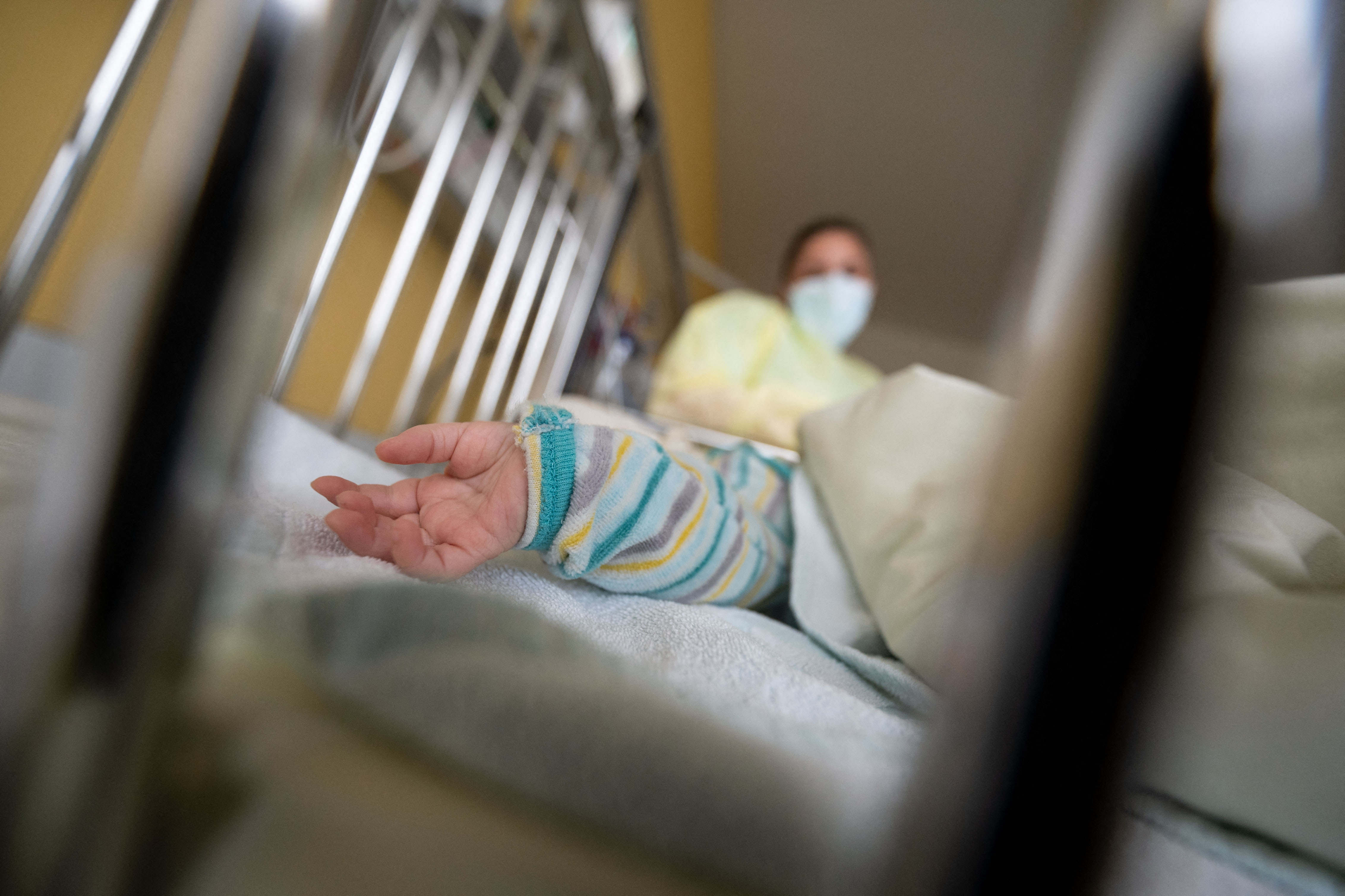 Egy RSV-beteg kisgyermek 2021. november 25-én a stuttgarti Olgahospital gyerekosztályán.