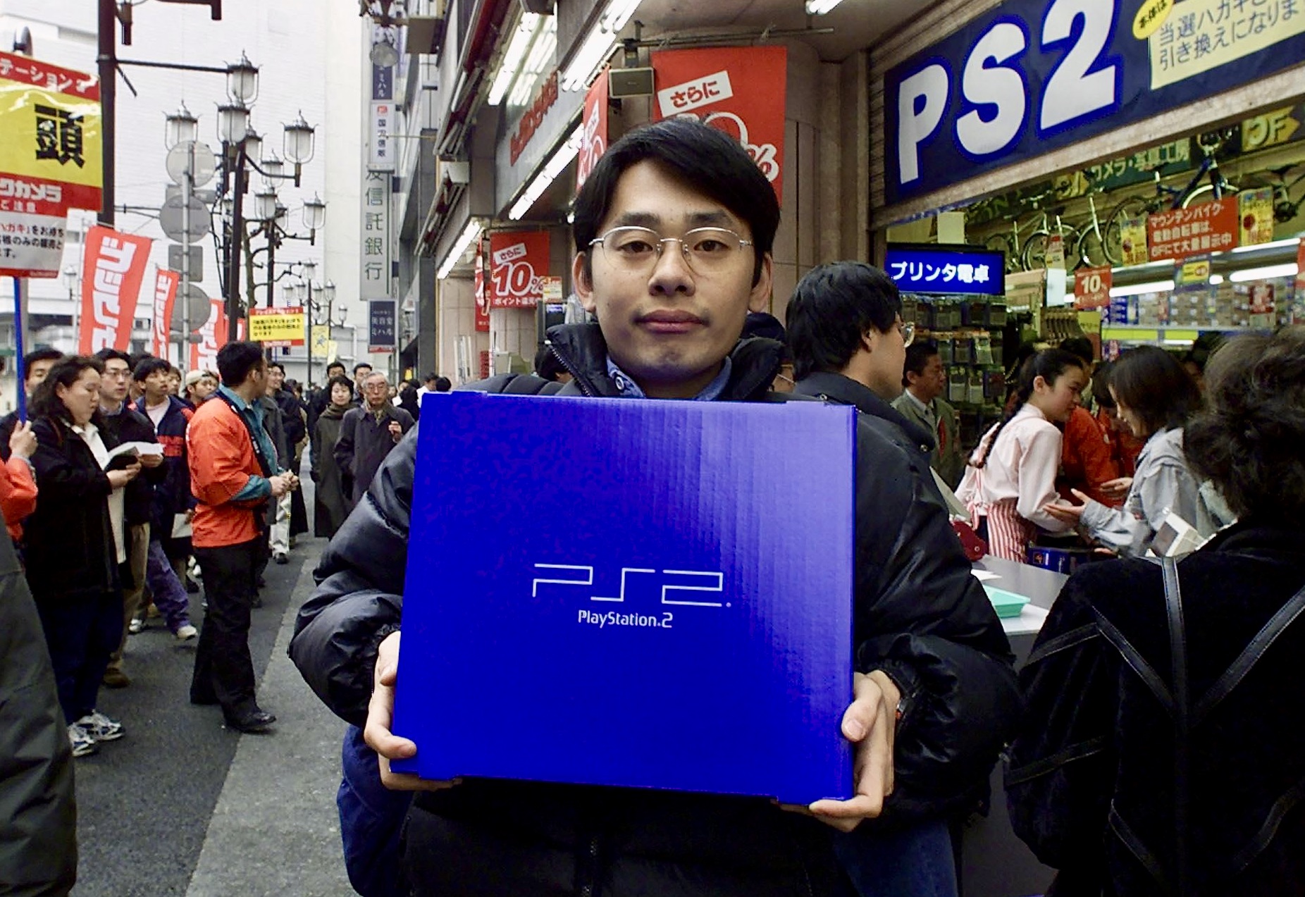 A PlayStation 2 premierje Tokióban, 2000. március 4-én. A konzol nyitóára 40 000 jen volt, de a szűkös nyitókészlet egy része az eBayen kötött ki, ahol a fanatikus rajongók több ezer dollárt is fizettek érte. A Magyarországra is eljutott szürkeimportos gépeket 2000 nyarán 160 000 forintért árulták.