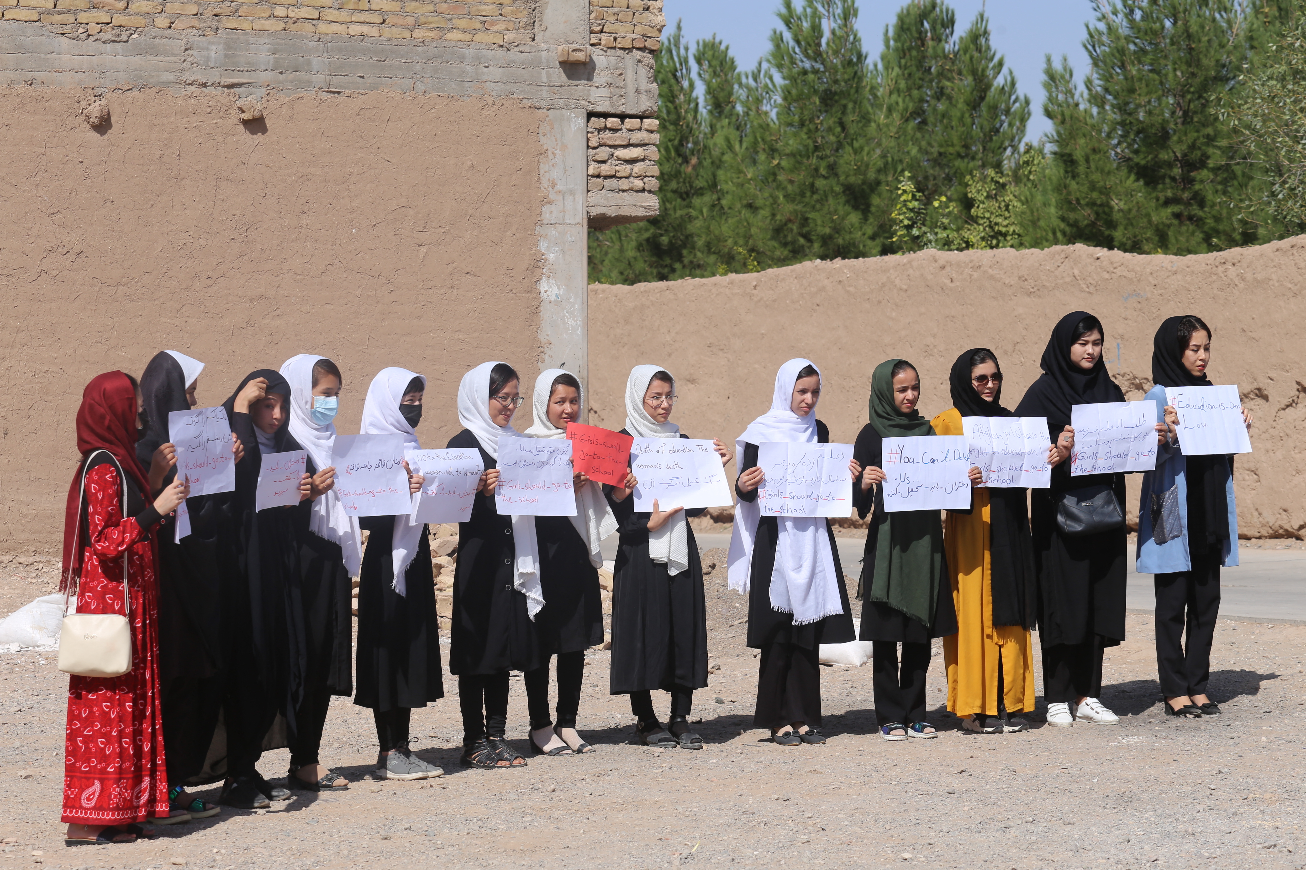 Diáklányok nélkül kezdődött az új tanév Afganisztán középiskoláiban