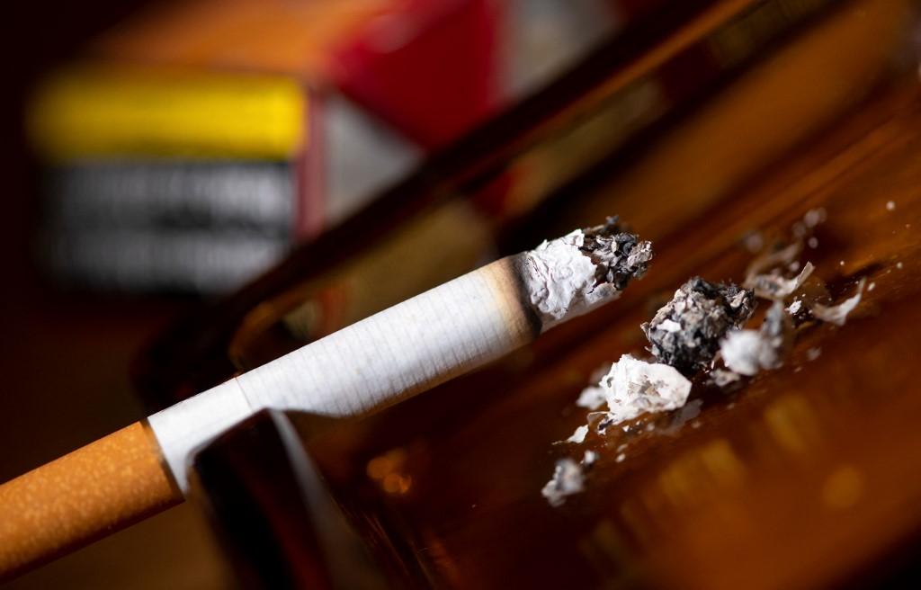 Új-Zélandon teljesen betiltják a dohányzást