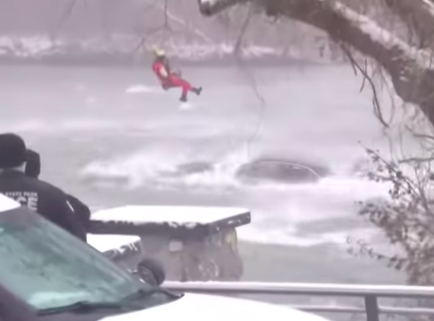 A Niagara-vízesés pereménél húzták ki a sofőrt az autójából