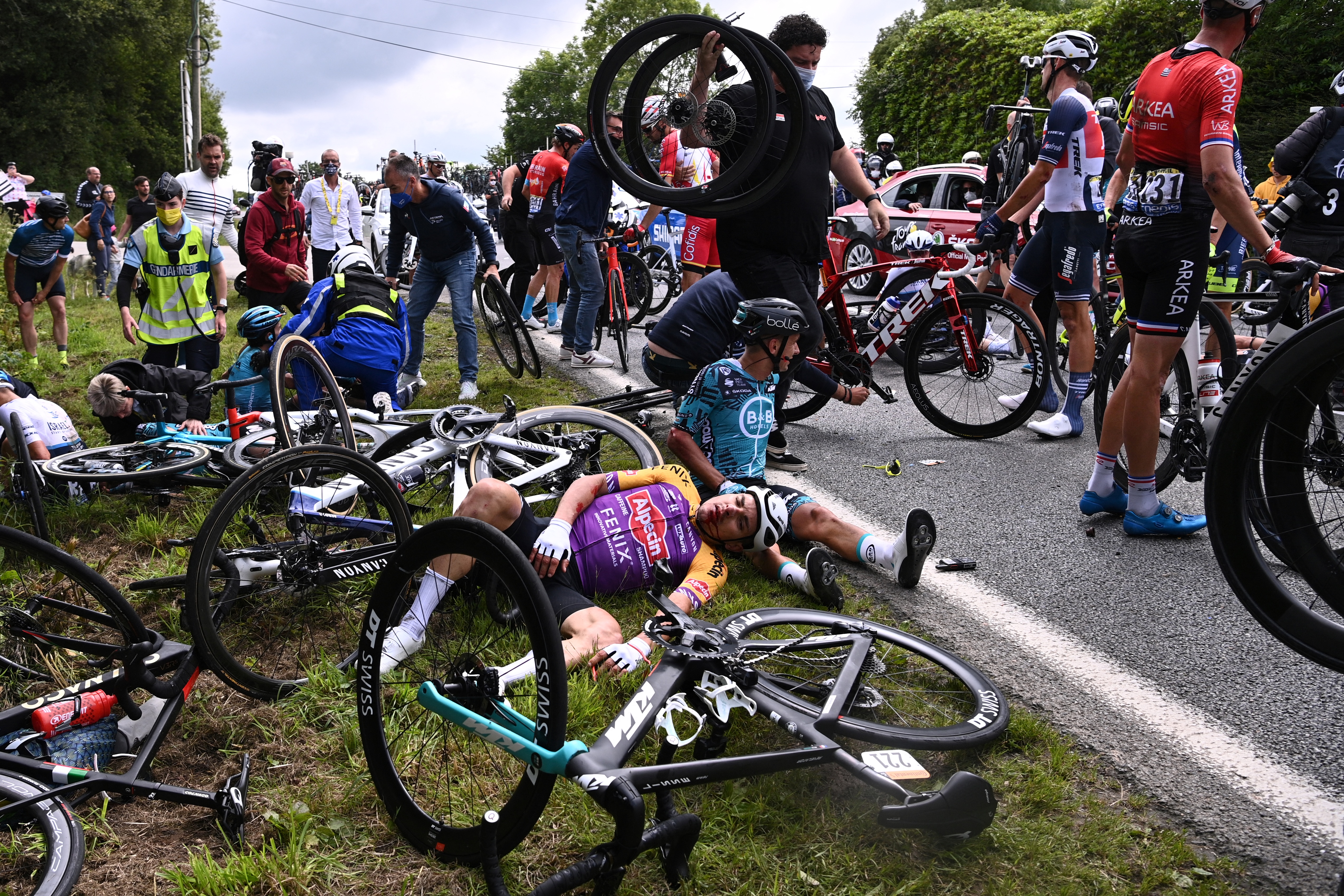 Pénzbüntetést kapott a Tour de France-on tömegbalesetet okozó szurkoló