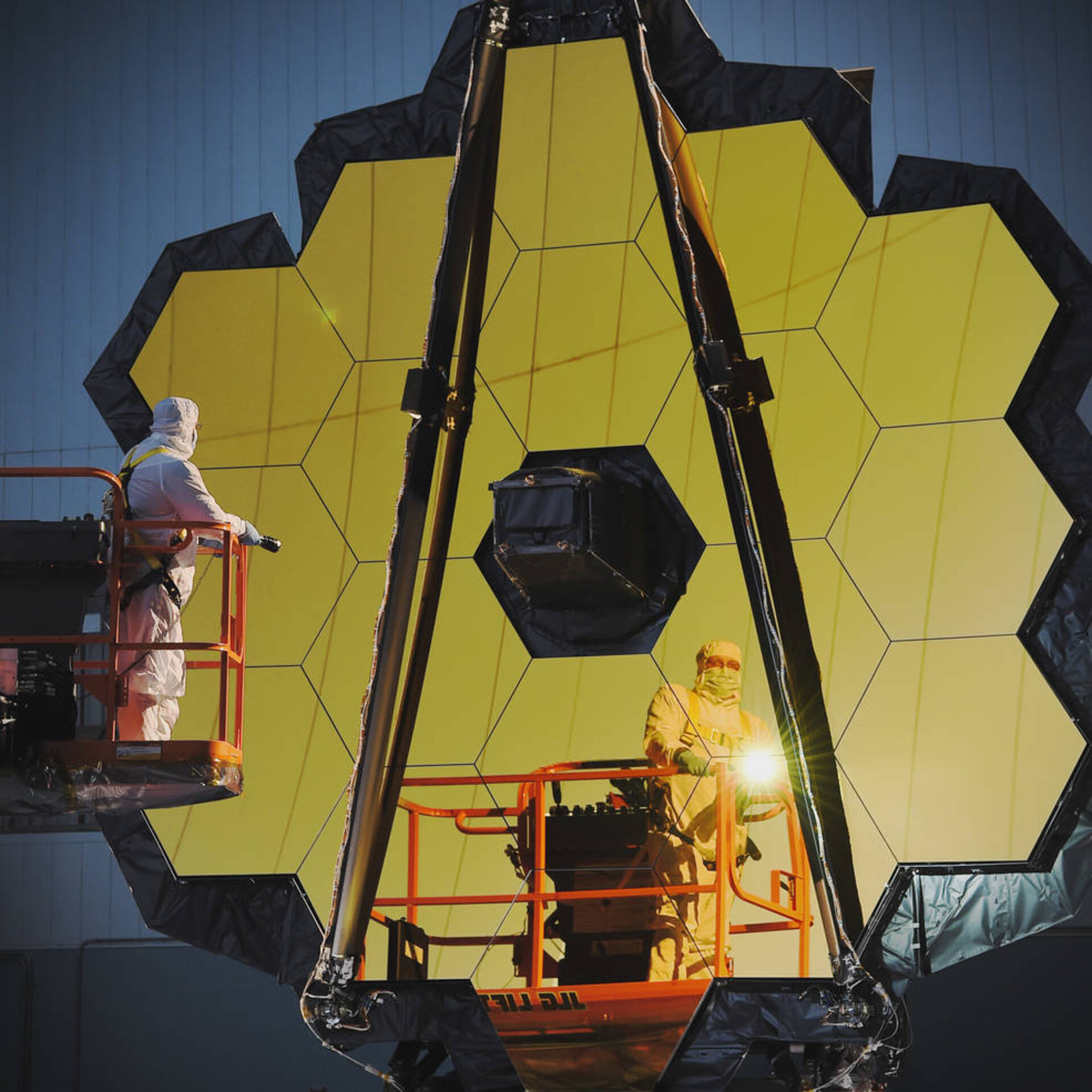 A NASA technikusai a James Webb 18 elemből álló főtükrét vizsgálják 2016-ban