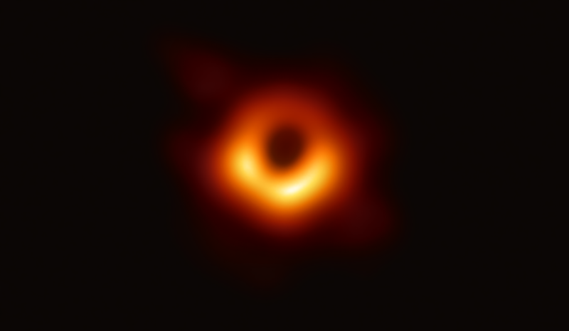 Az M87 galaxis középpontjában lévő szupermasszív fekete lyuk az Event Horizon rádióteleszkóp-rendszer felvételén