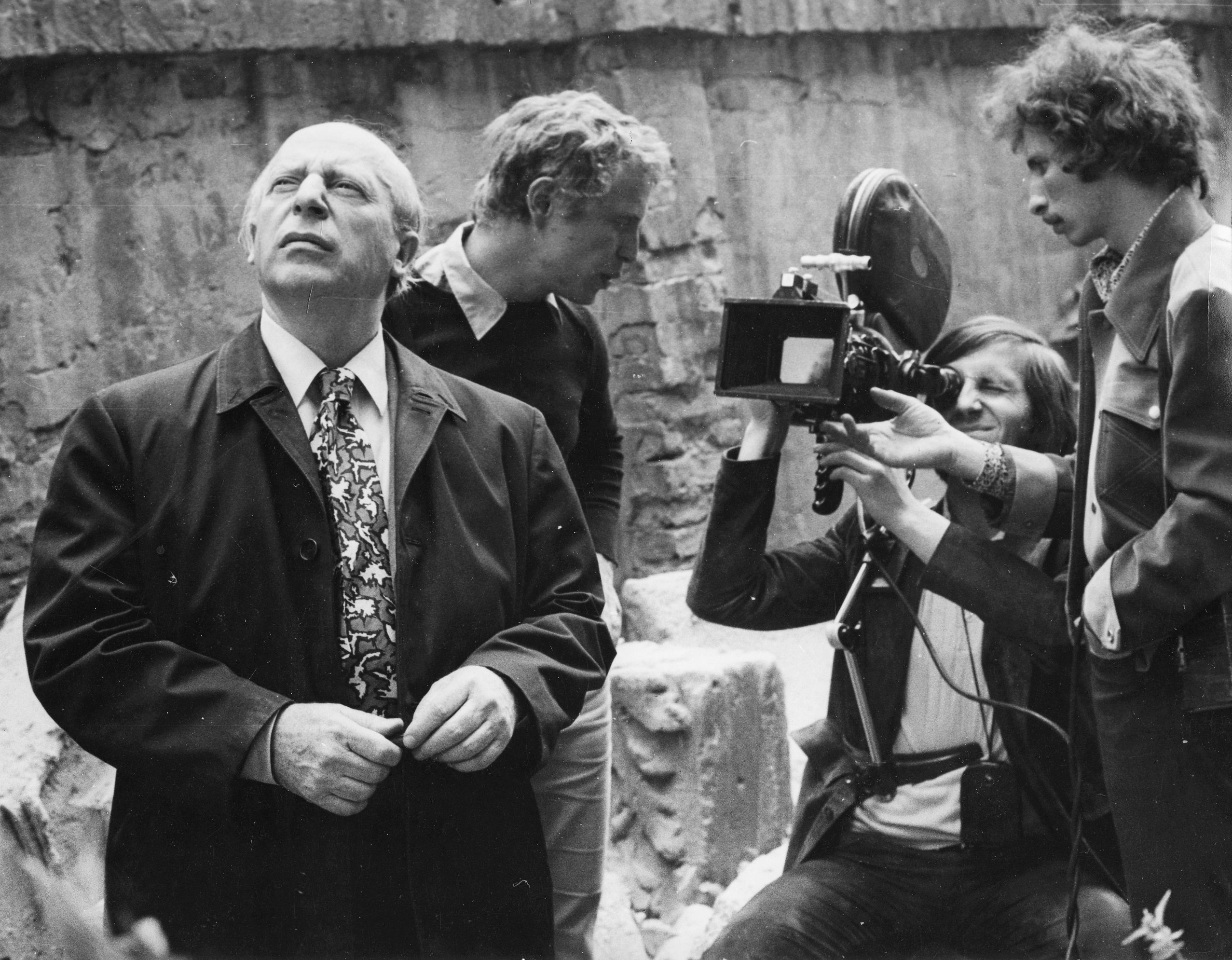 Gulyás János (a kamera mögött) a Nemes Endre (balra) Svédországban élő festőművészről 1973-ban, Óbudán forgatott filmje forgatásán.