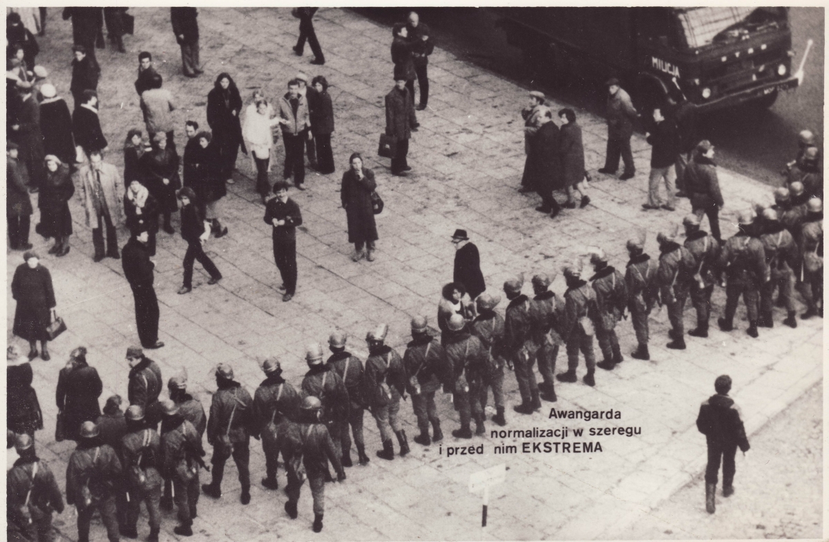 1982-ben terjesztett fotó a hadiállapotról, lengyel rohamrendőrök az utcán.