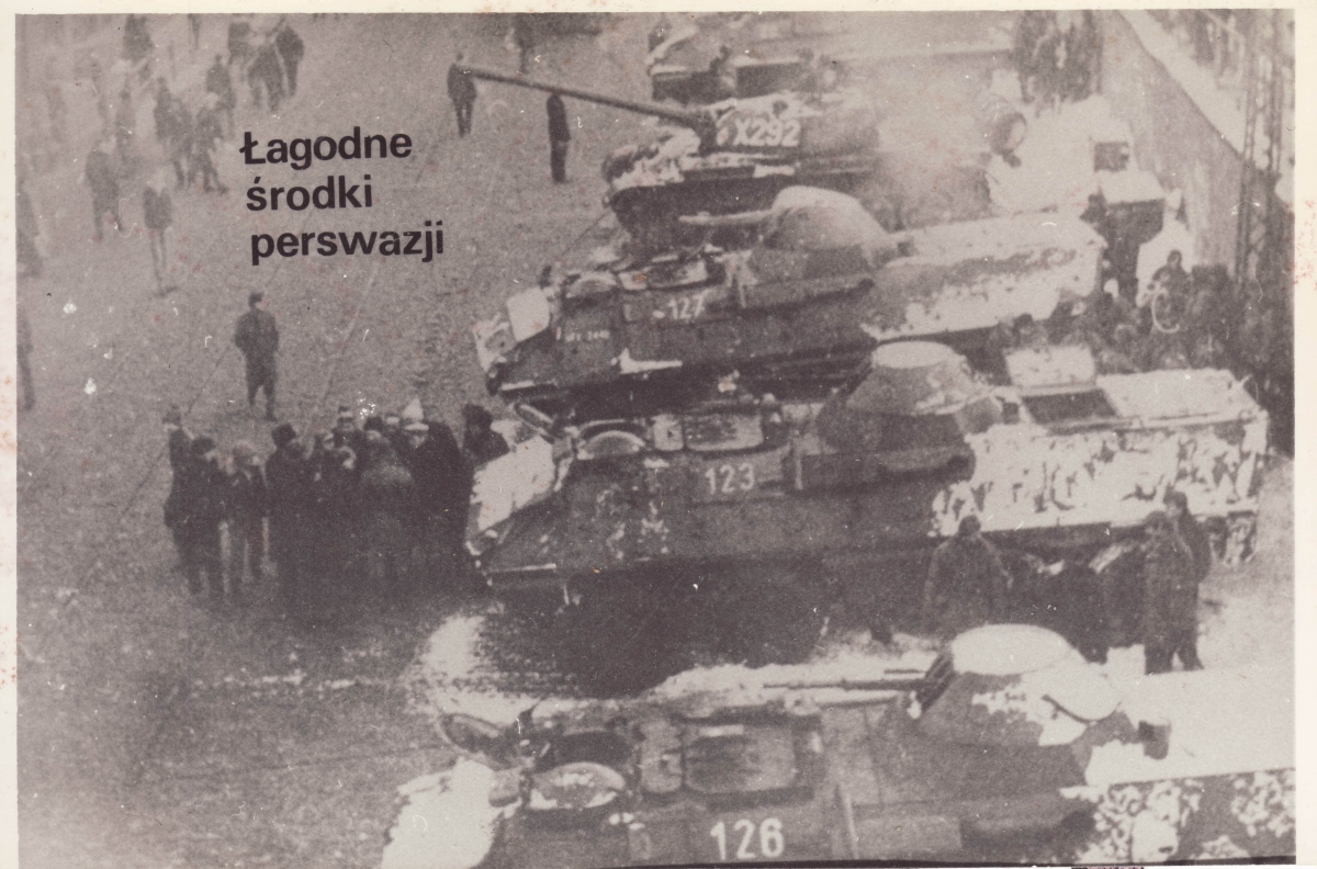 1982-ben terjesztett fotó a hadiállapotról, tankok az utcán.
