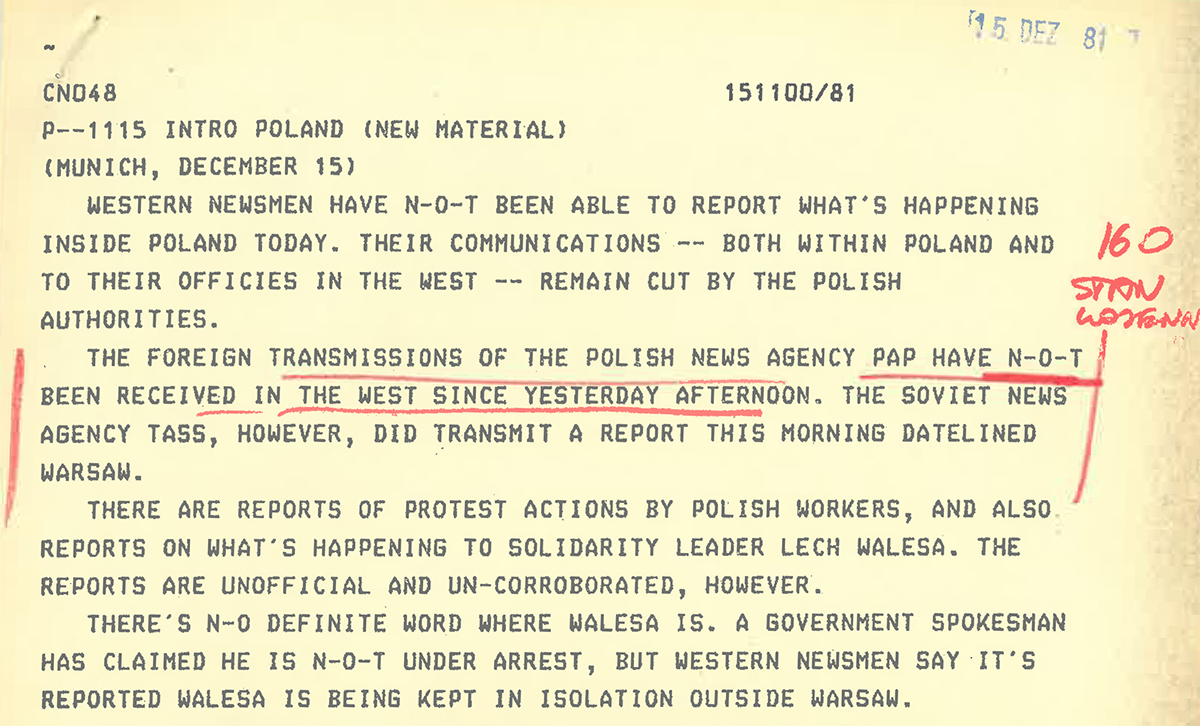 1981. december 15-i összefoglaló a SZER müncheni központjából: a nyugati újságírók nem tudnak híreket kijuttatni Lengyelországból, a lengyel állami hírügynökség helyett a szovjet közöl nemzetközi jelentéseket Varsóból. Meg nem erősített források szerint a lengyel munkások tüntetéseket szerveznek. Nyugati sajtóértesülések szerint a Szolidaritás vezetőjét, Lech Wałęsát a fővároson kívül tartják elkülönítve, de a lengyel kormányszóvivő szerint nincs letartóztatásban.