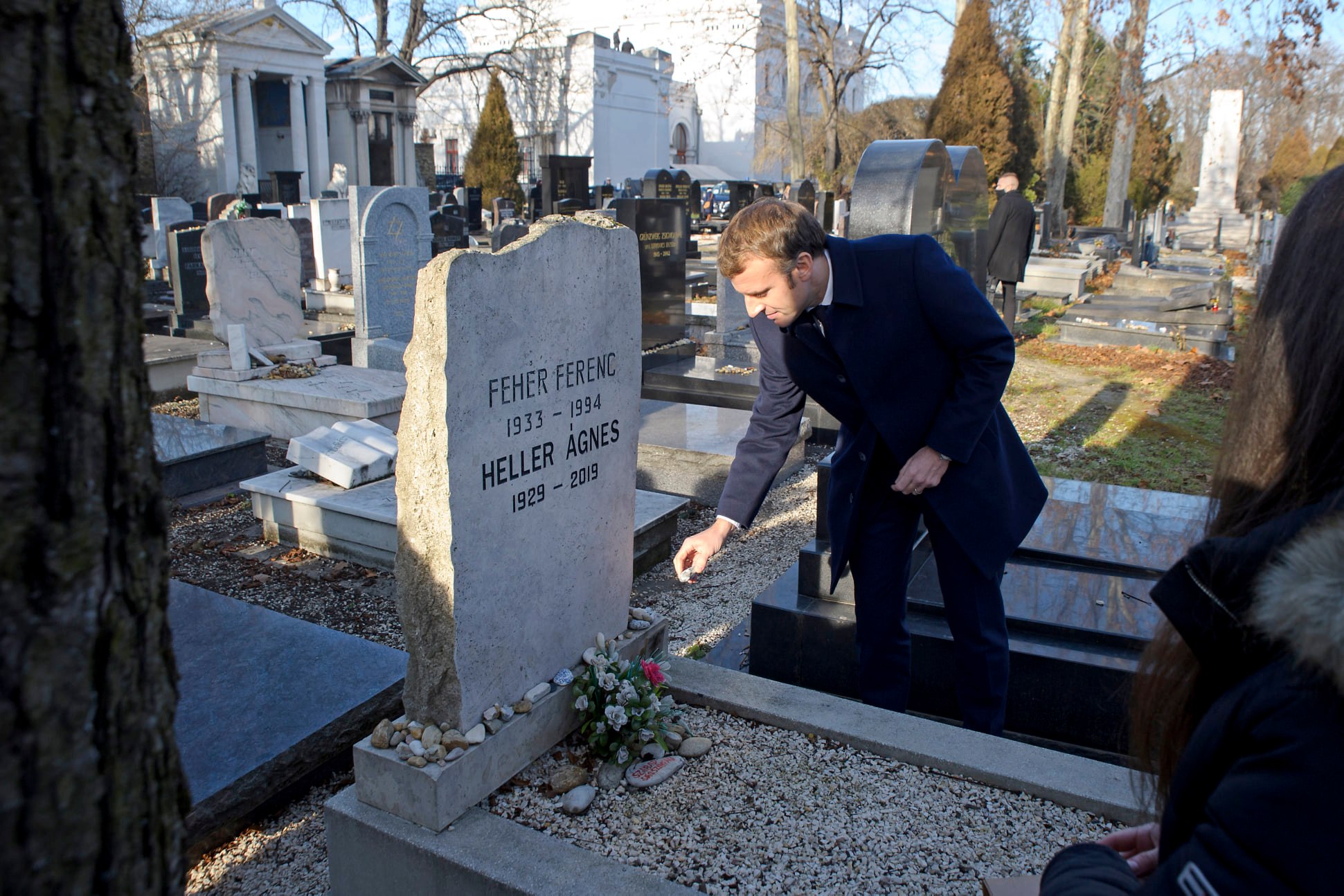 Emmanuel Macron Heller Ágnes sírjánál a Kozma utcai temetőben 2021. december 13-án
