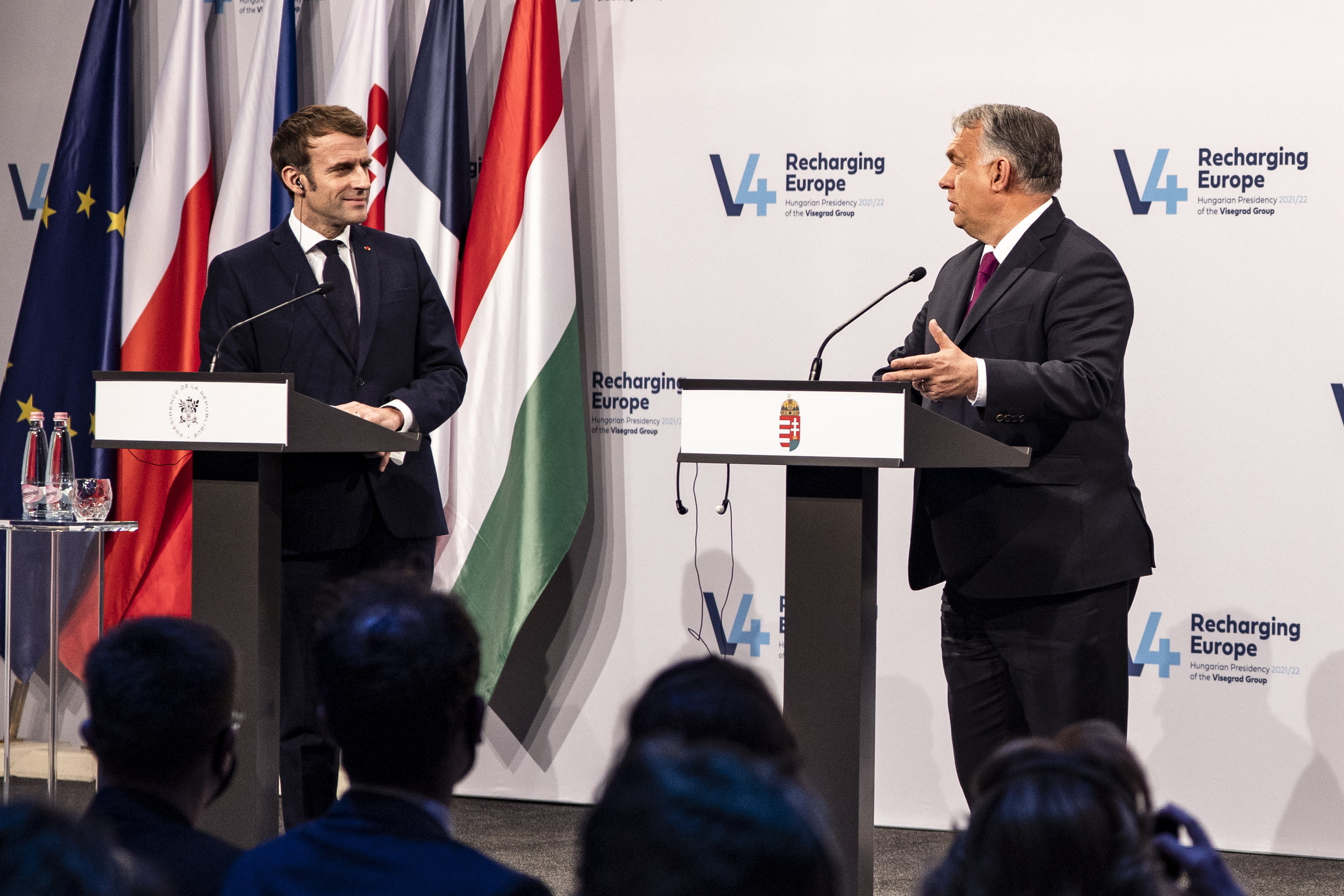 Egy francia újságíró szembesítette Orbánt a Pegasus-üggyel